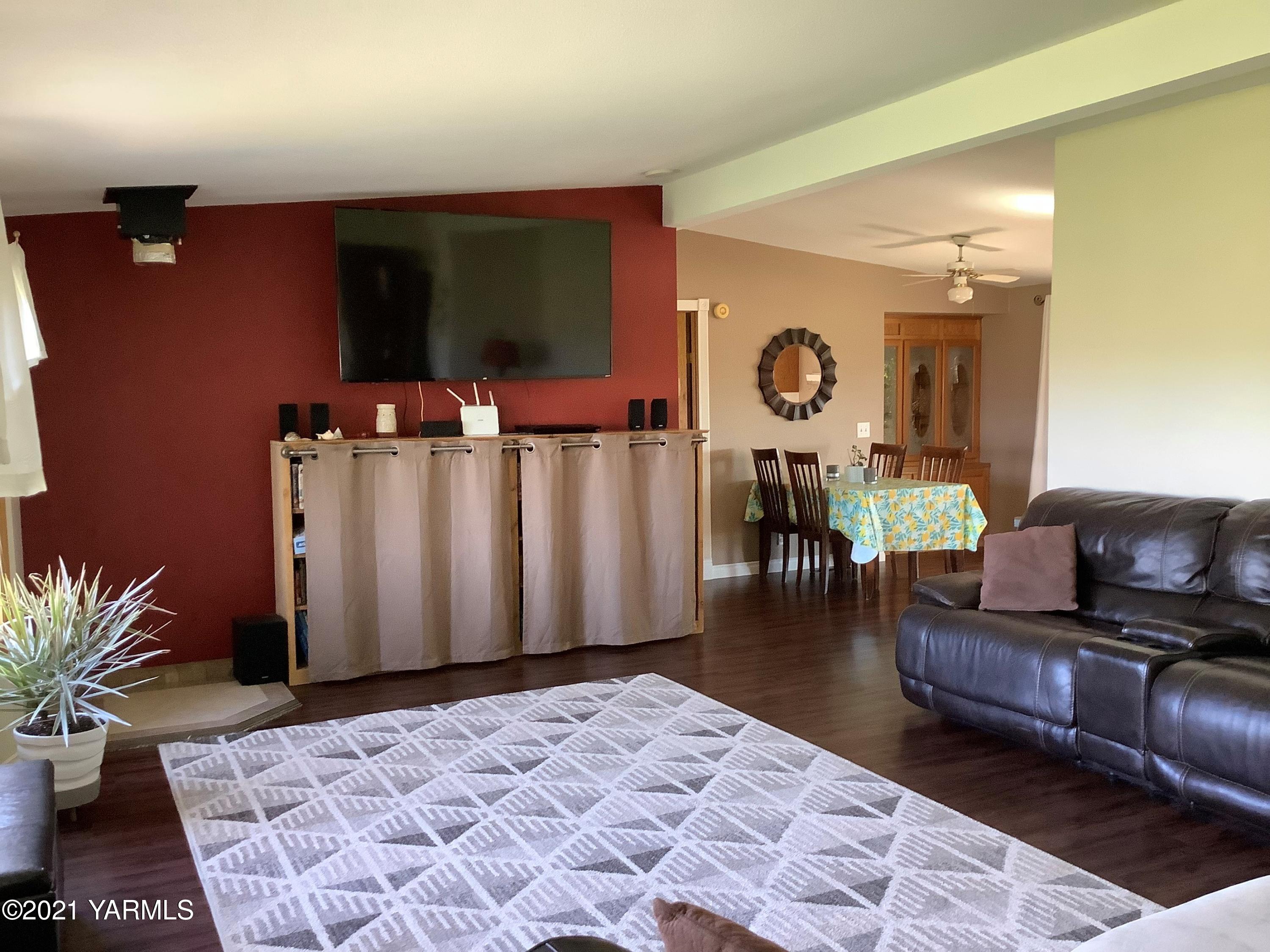 2501 Cook Road Yakima, WA 98908 - Photo 8 of 25 a view of a livingroom with furniture and window