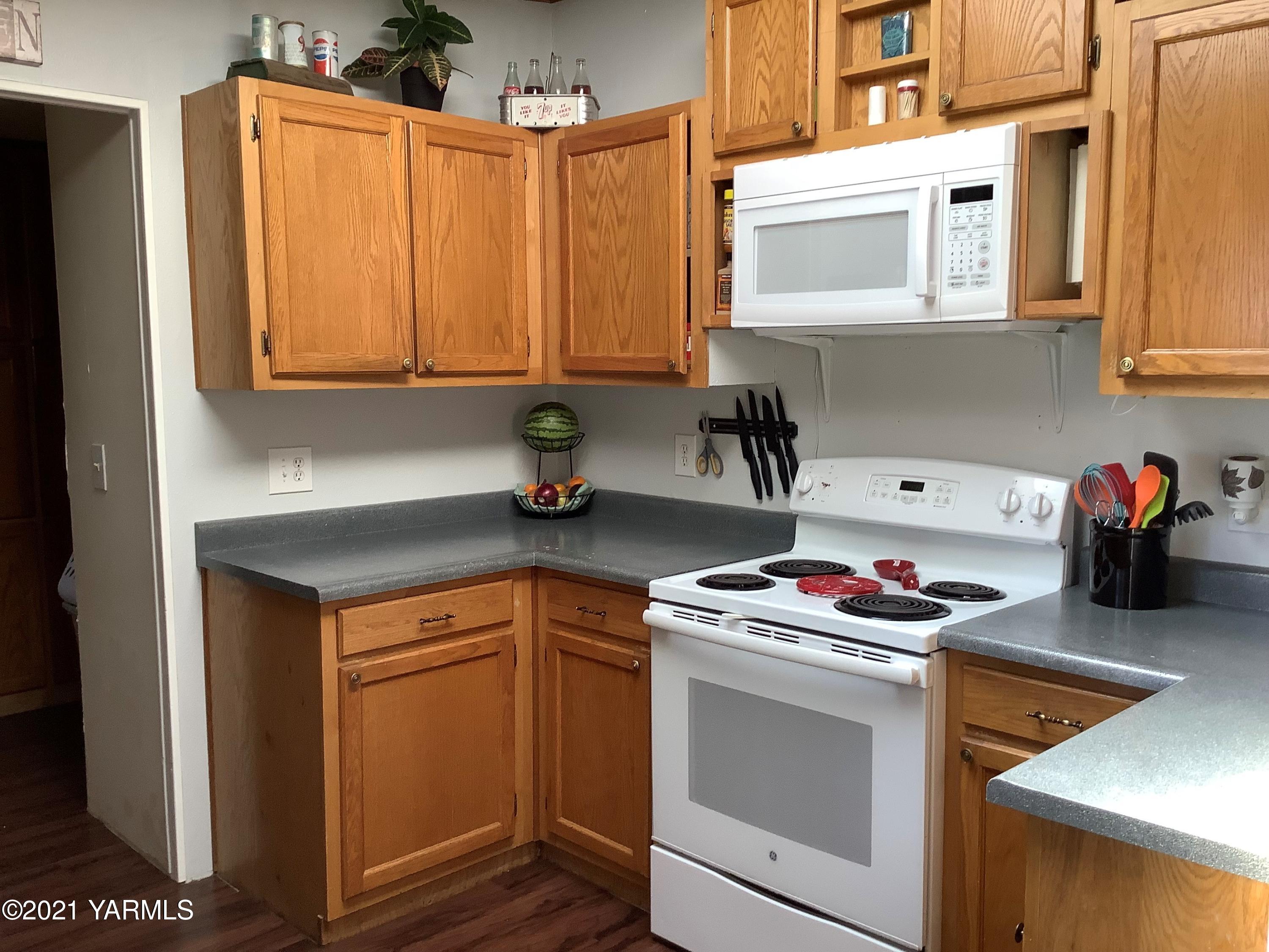 2501 Cook Road Yakima, WA 98908 - Photo 10 of 25 a kitchen with stainless steel appliances granite countertop a sink stove and cabinets