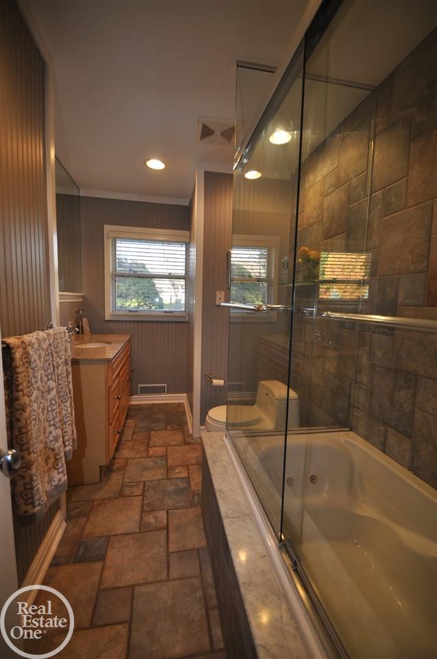 1227 Romney Road Bloomfield Hills, MI 48304 - Photo 20 of 30 31271321-19.JPG