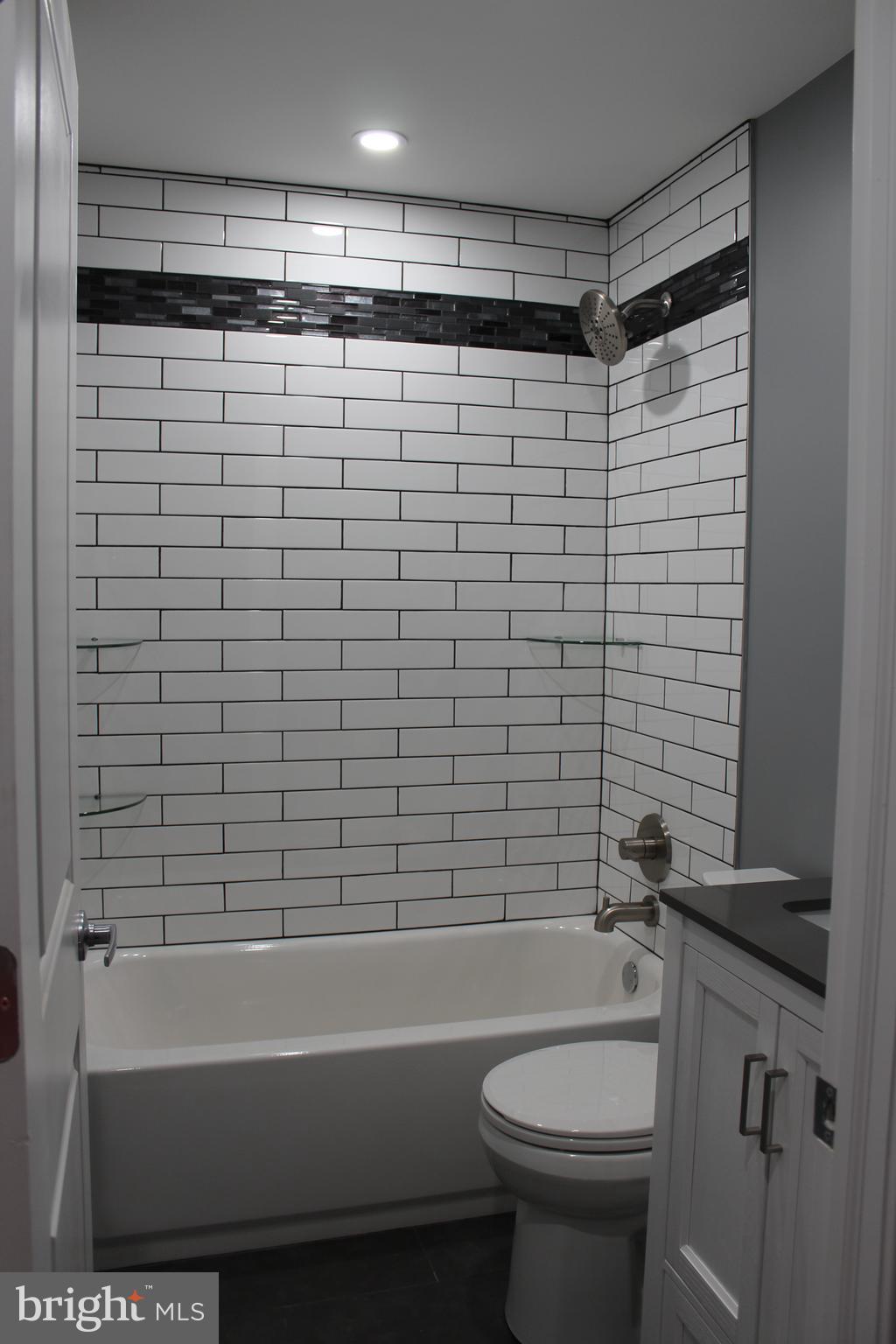 2929 Gerritt Street Philadelphia, PA 19146 - Photo 7 of 22 Main hall bathroom