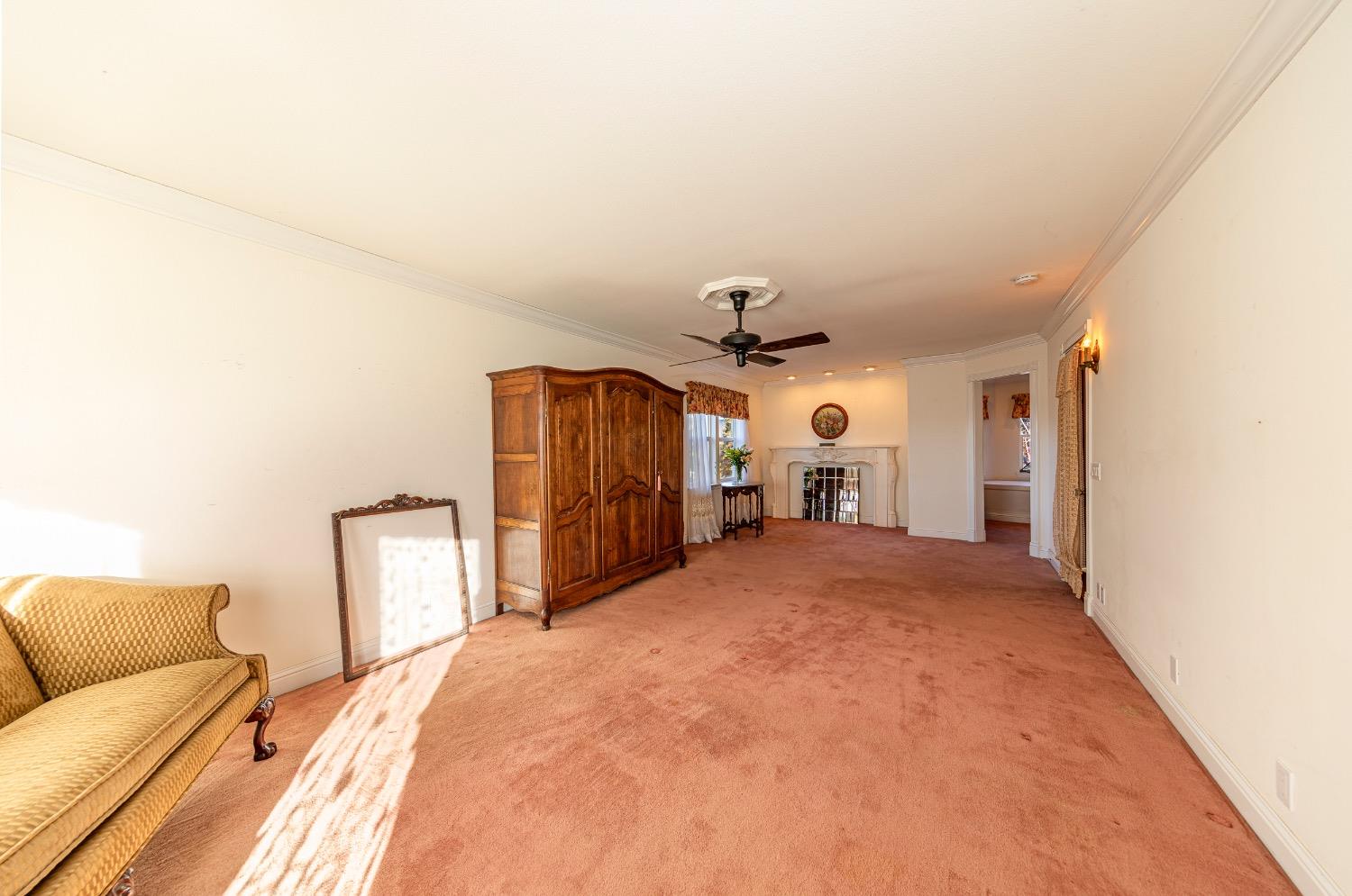5225 Tiptop Road Mariposa, CA 95338 - Photo 27 of 42 a bedroom with a large bed and a closet