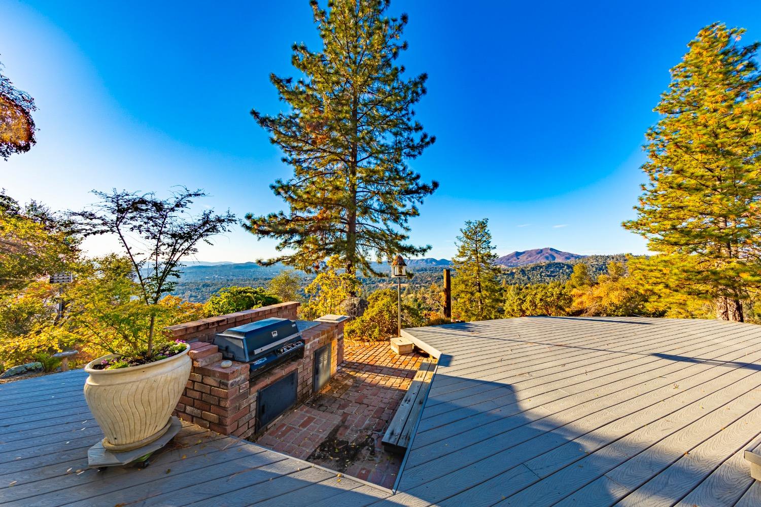 5225 Tiptop Road Mariposa, CA 95338 - Photo 8 of 42 a view of a terrace with outdoor seating