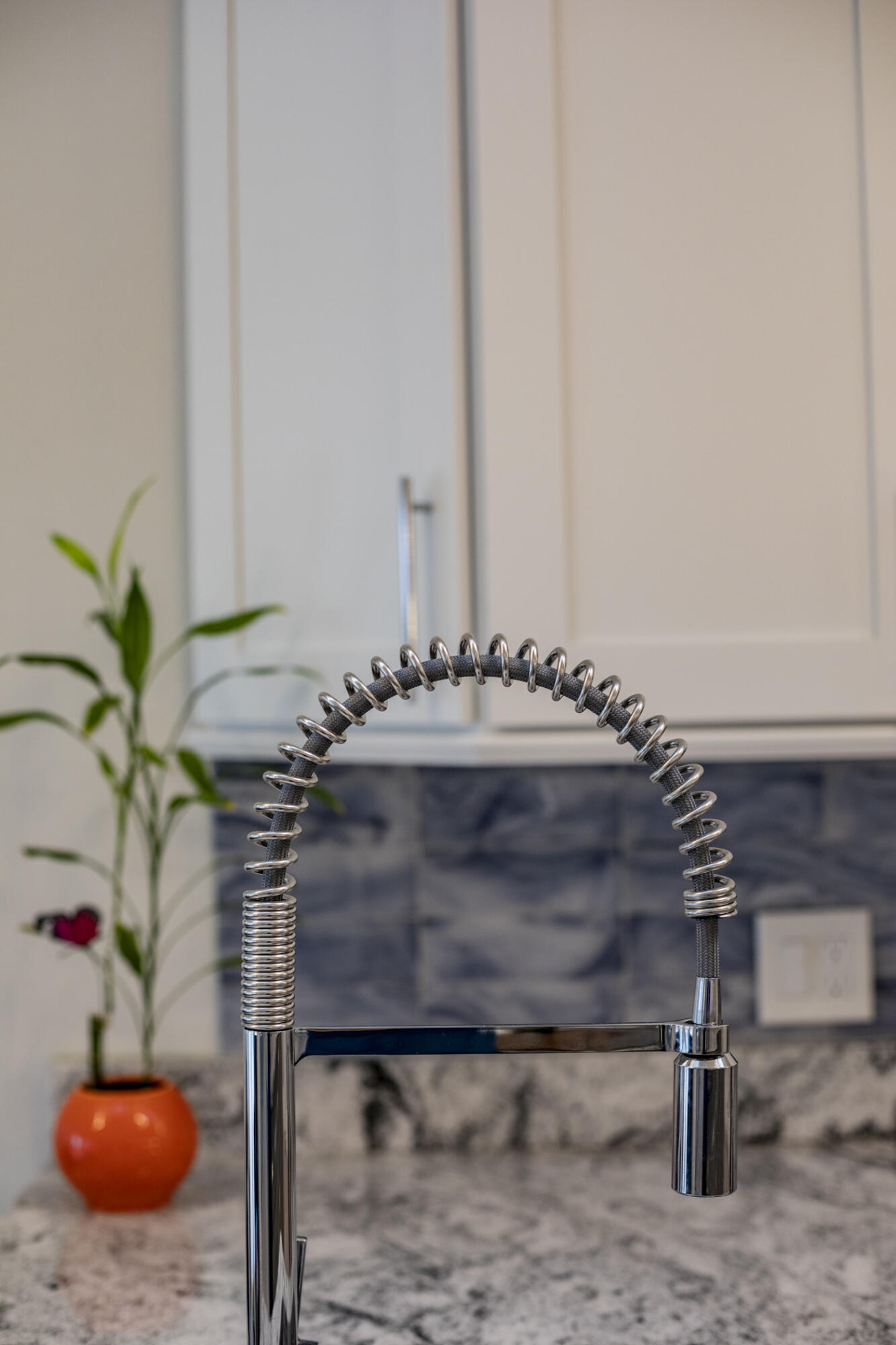 569 Dawson Drive Melbourne, FL 32940 - Photo 17 of 38 a vase of flowers sitting on a table