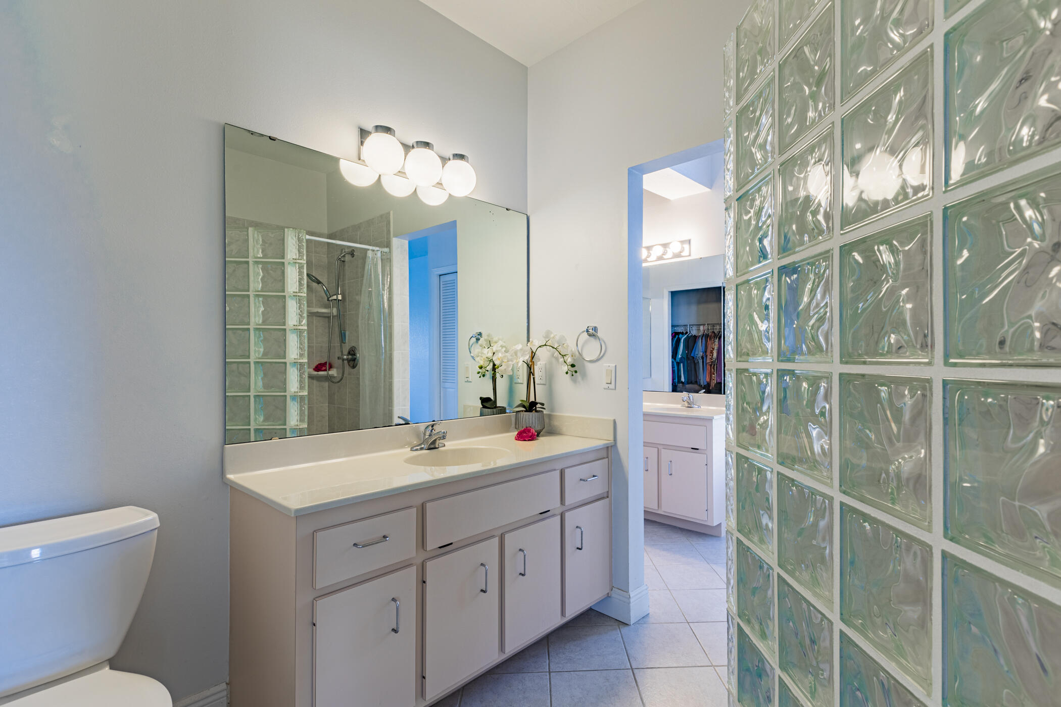 569 Dawson Drive Melbourne, FL 32940 - Photo 25 of 38 a bathroom with a double vanity sink toilet mirror and bathtub