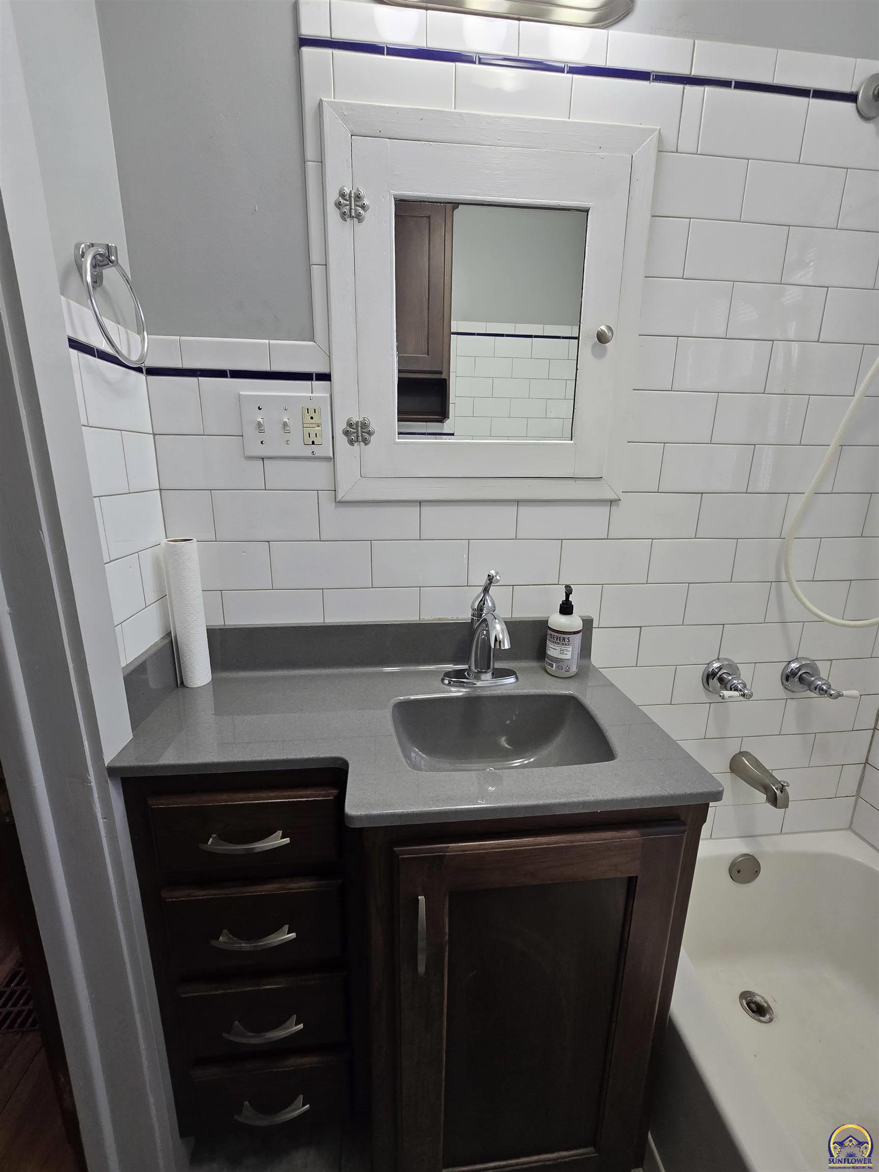 1718 Southwest Randolph Avenue Topeka, KS 66604 - Photo 15 of 28