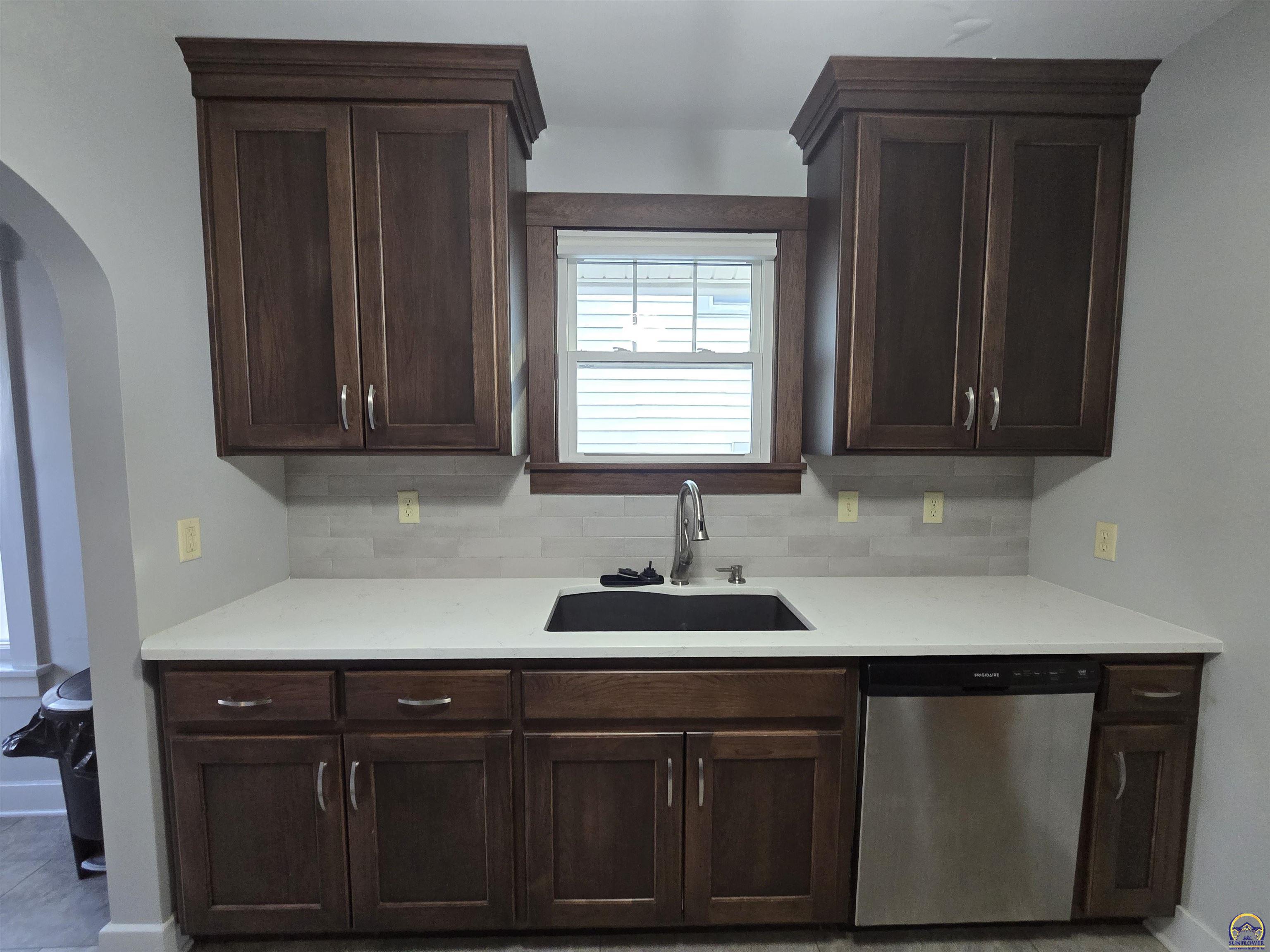 1718 Southwest Randolph Avenue Topeka, KS 66604 - Photo 9 of 28