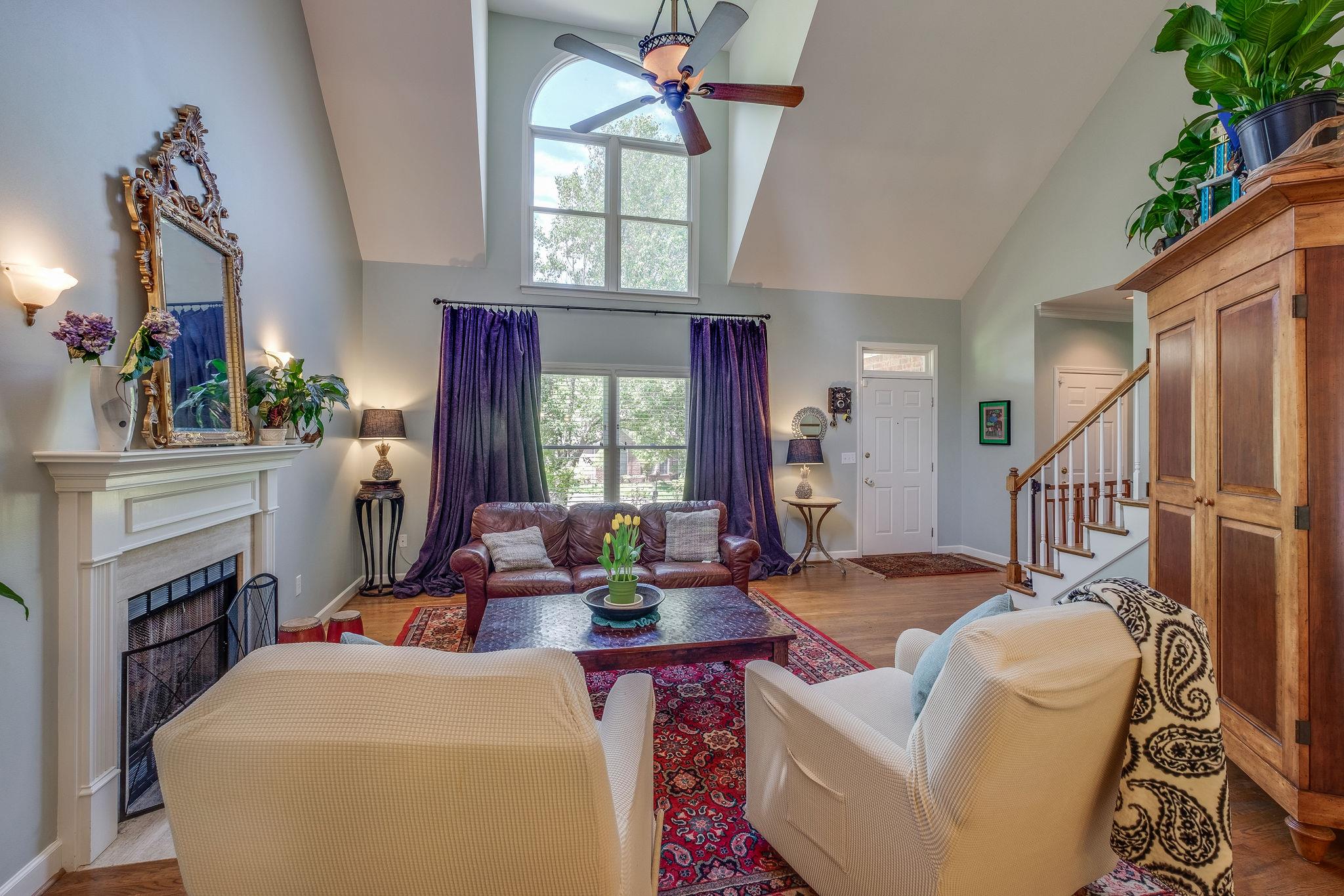 Transom windows, 18' vaulted ceiling in the living room.