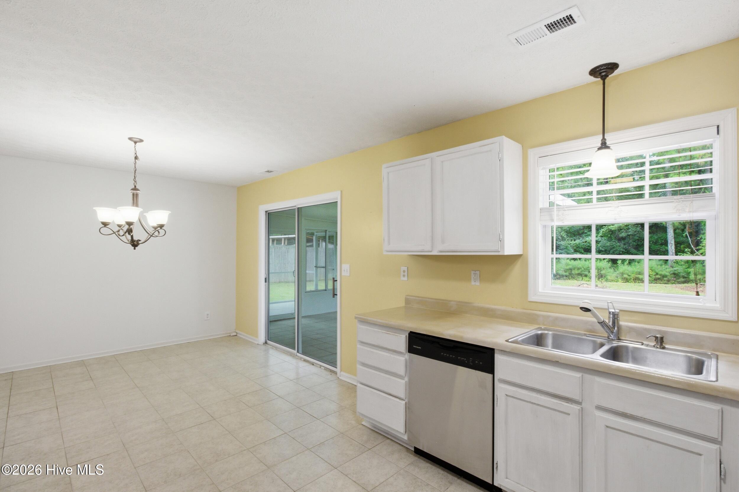 5709 County Line Road New Bern, NC 28562 - Photo 12 of 39 Kitchen / Dining