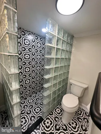 a bathroom with a toilet and a shower