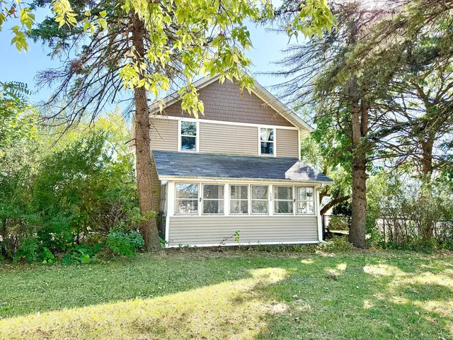 a house that is sitting in the grass