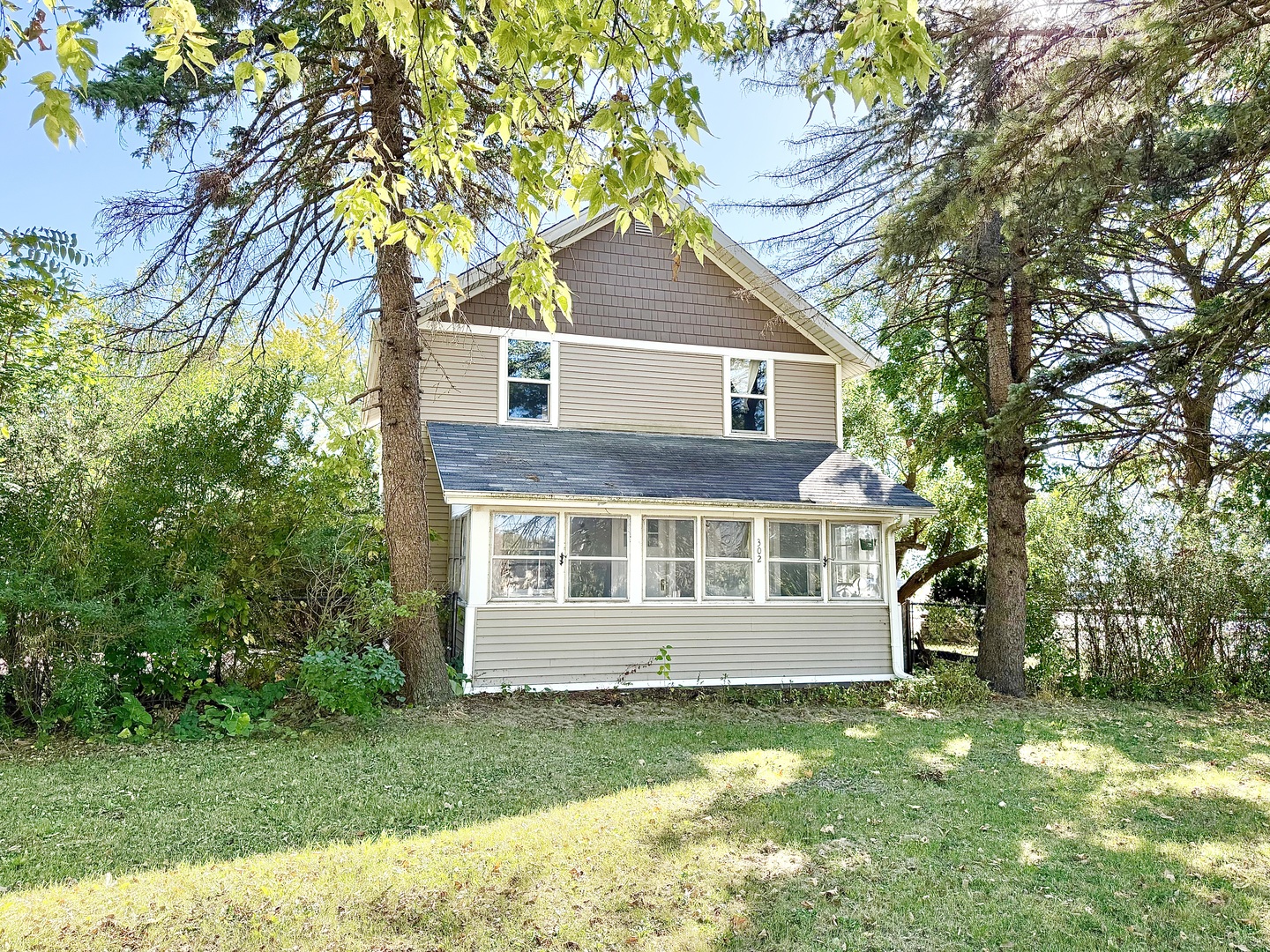 a house that is sitting in the grass