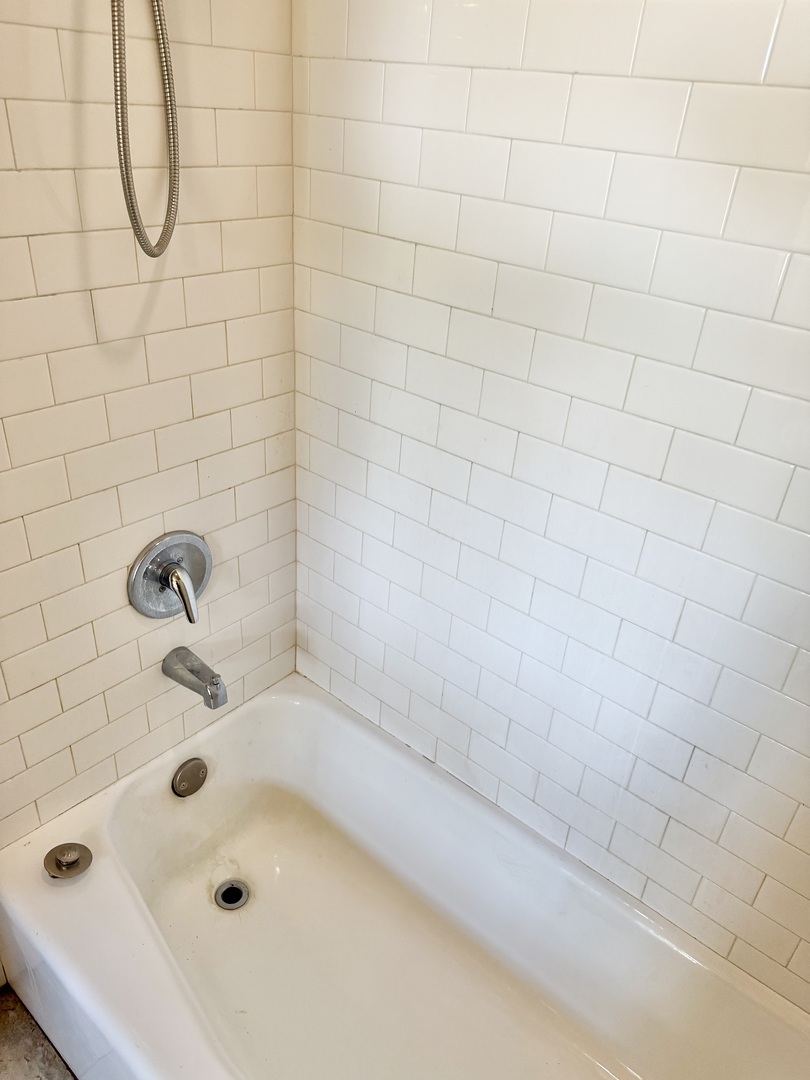 302 Highway 71 Newark, IL 60541 - Photo 13 of 19 a bathroom with a bathtub