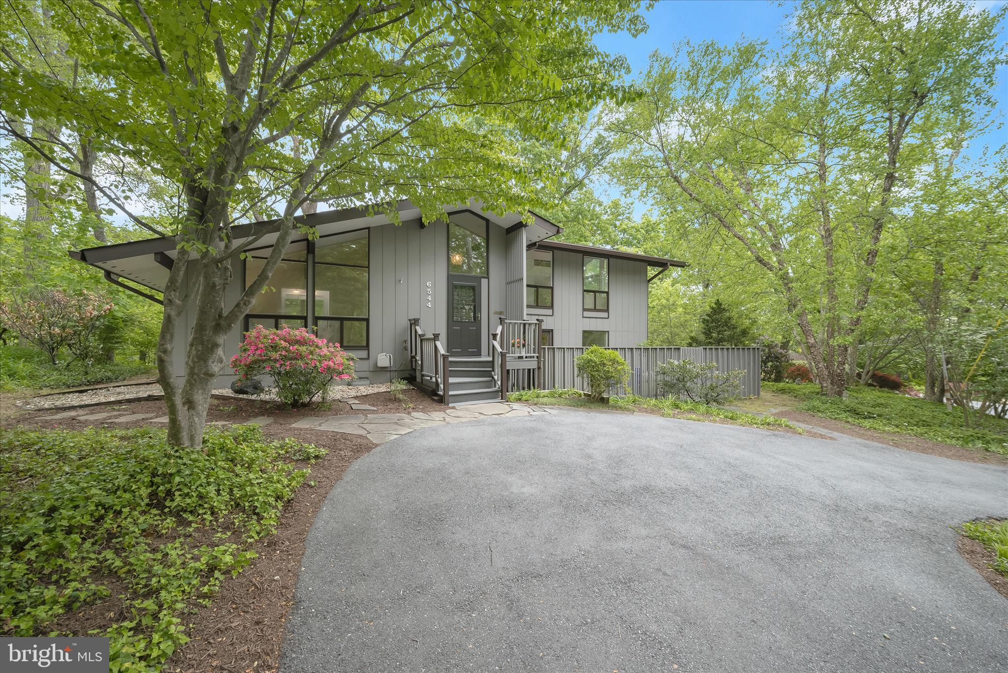 Welcome to this great mid-century modern!
