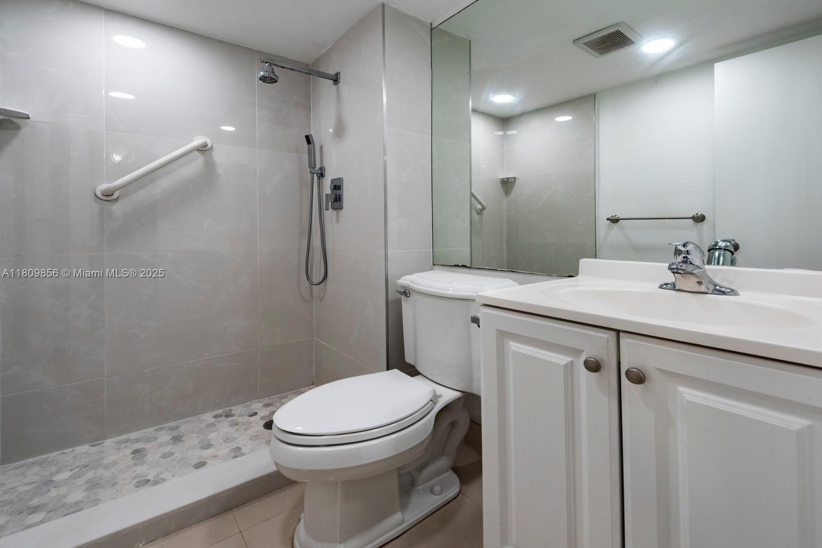 301 Cambridge Road, Unit 203 Hollywood, FL 33024 - Photo 4 of 15 Gallery Image 4