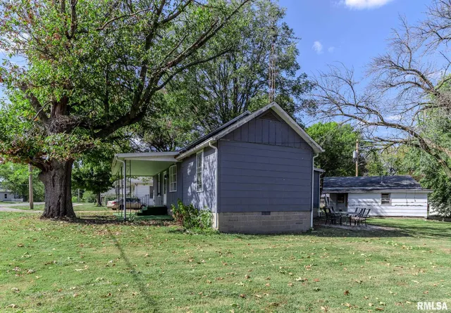 $64,000 | 207 East Elm Street, Thayer, IL 62689