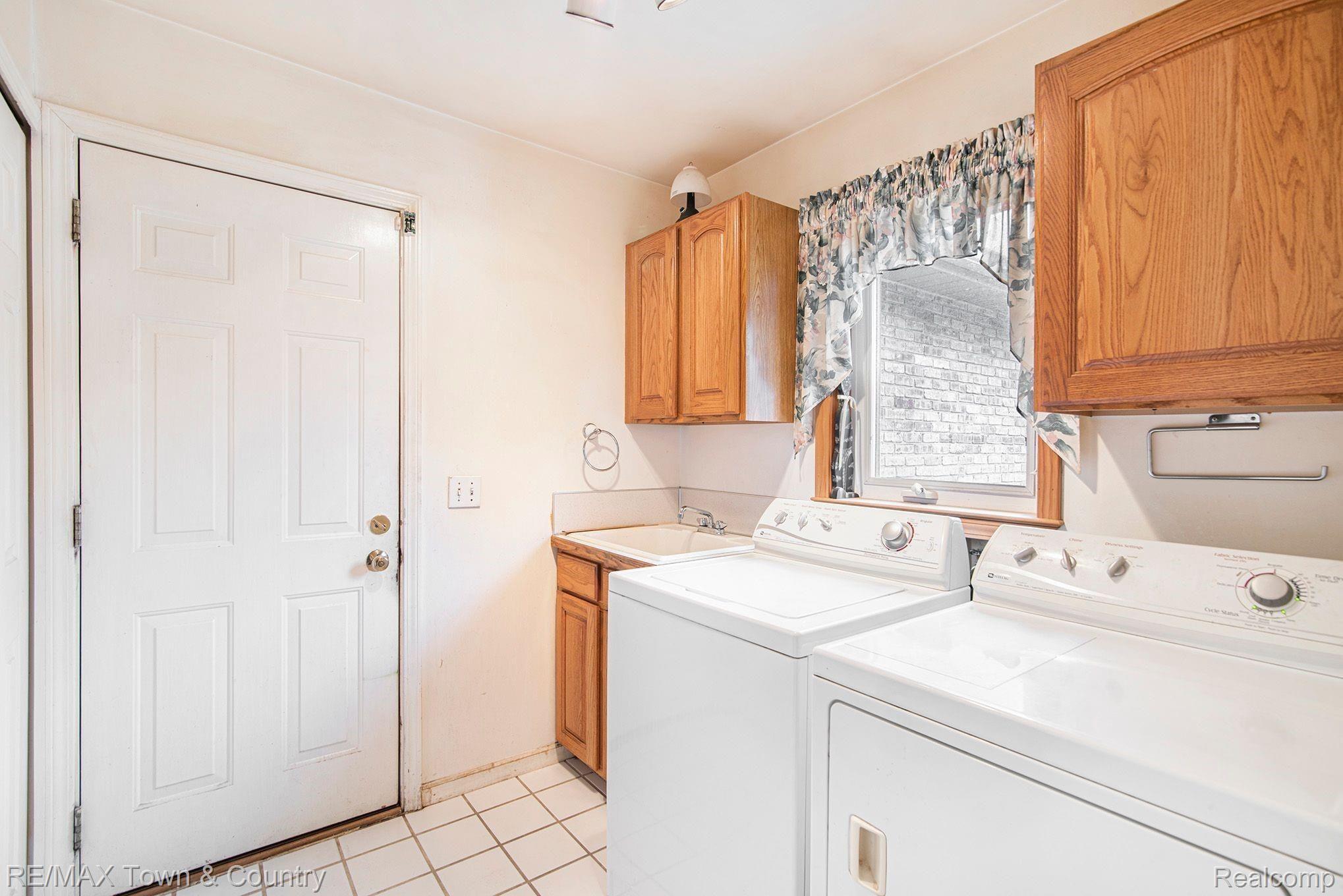 8297 Potter Road Flushing, MI 48433 - Photo 20 of 28 potter laundry 1.jpeg