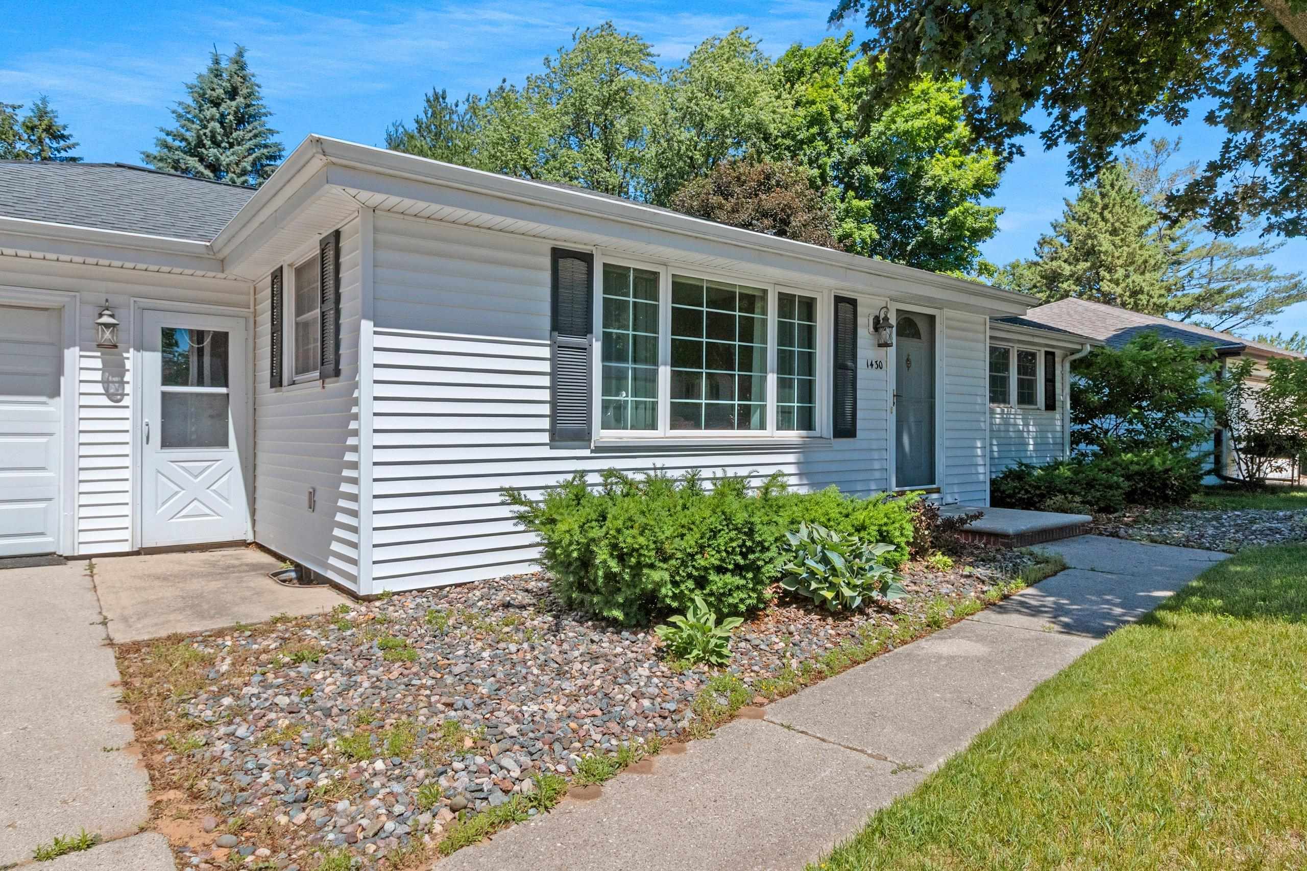 1430 Oak Ridge Drive Green Bay, WI 54304 - Photo 4 of 44