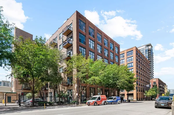 $3,300 | 701 West Jackson Boulevard, Unit 102, Chicago, IL 60661