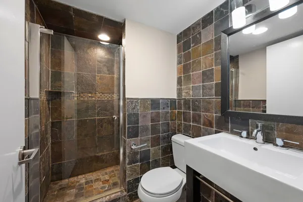 $3,300 | 701 West Jackson Boulevard, Unit 102, Chicago, IL 60661