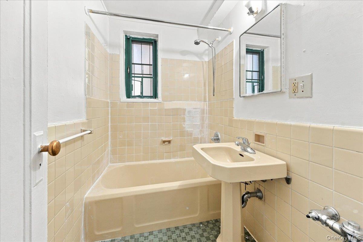 1589 Unionport Road, Unit ME Bronx, NY 10462 - Photo 7 of 16 Gallery Image 7