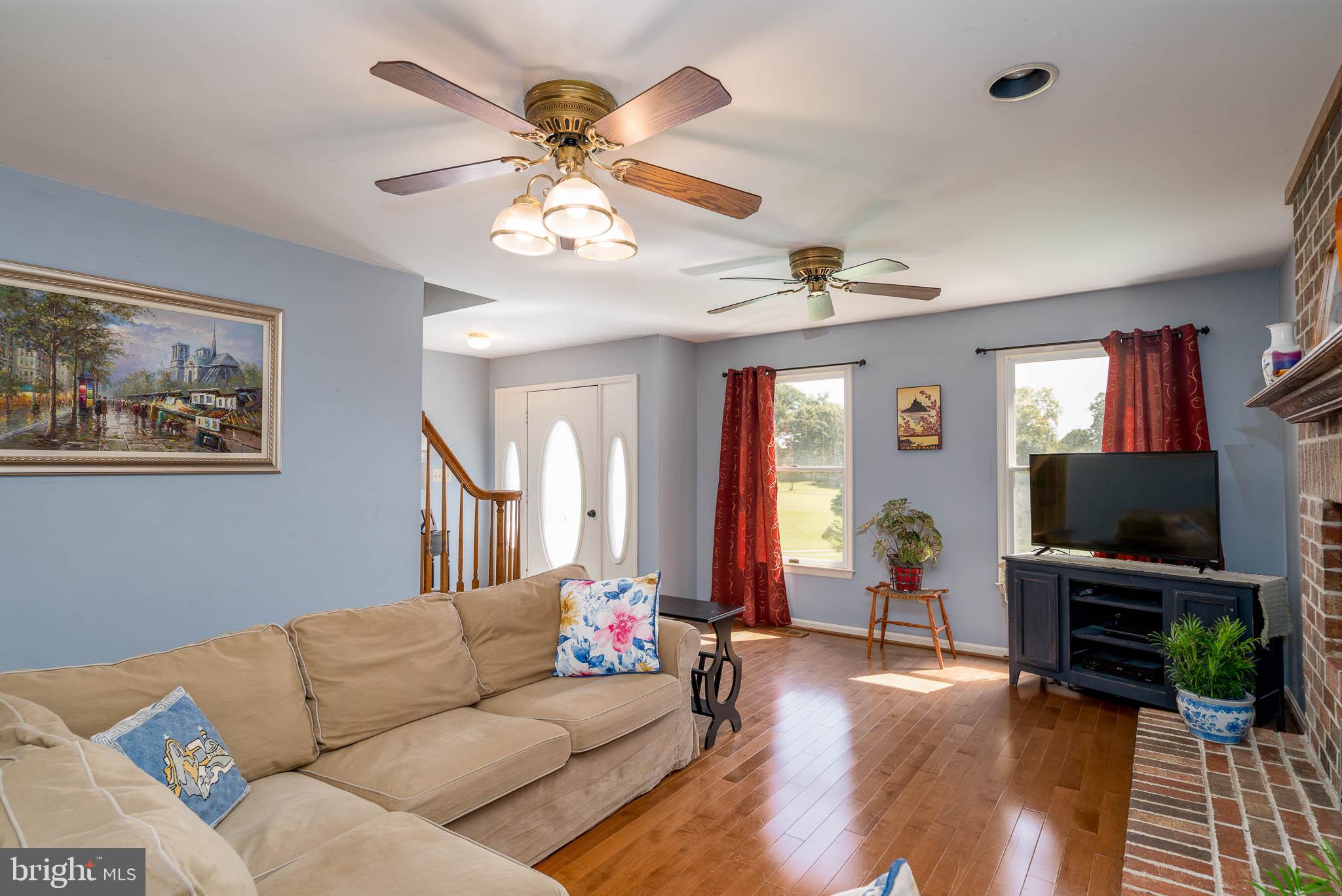 17851 Croom Road Brandywine, MD 20613 - Photo 8 of 38 Living Room (alt view)
