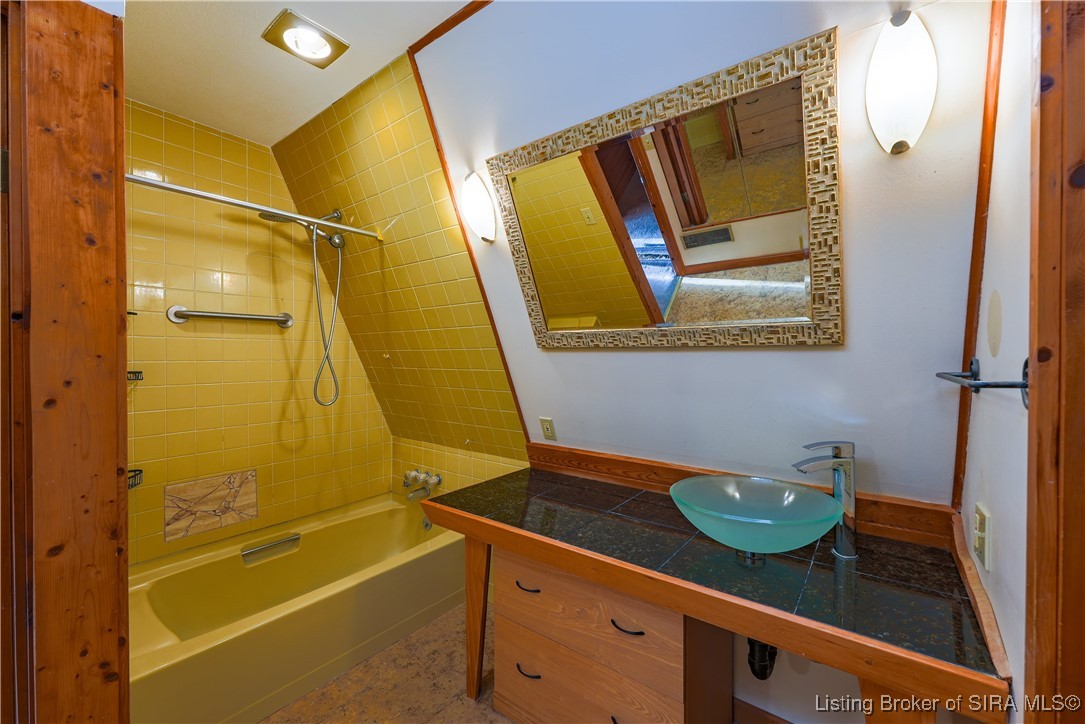 531 Spickert Knob Road New Albany, IN 47150 - Photo 20 of 39 2nd floor bath