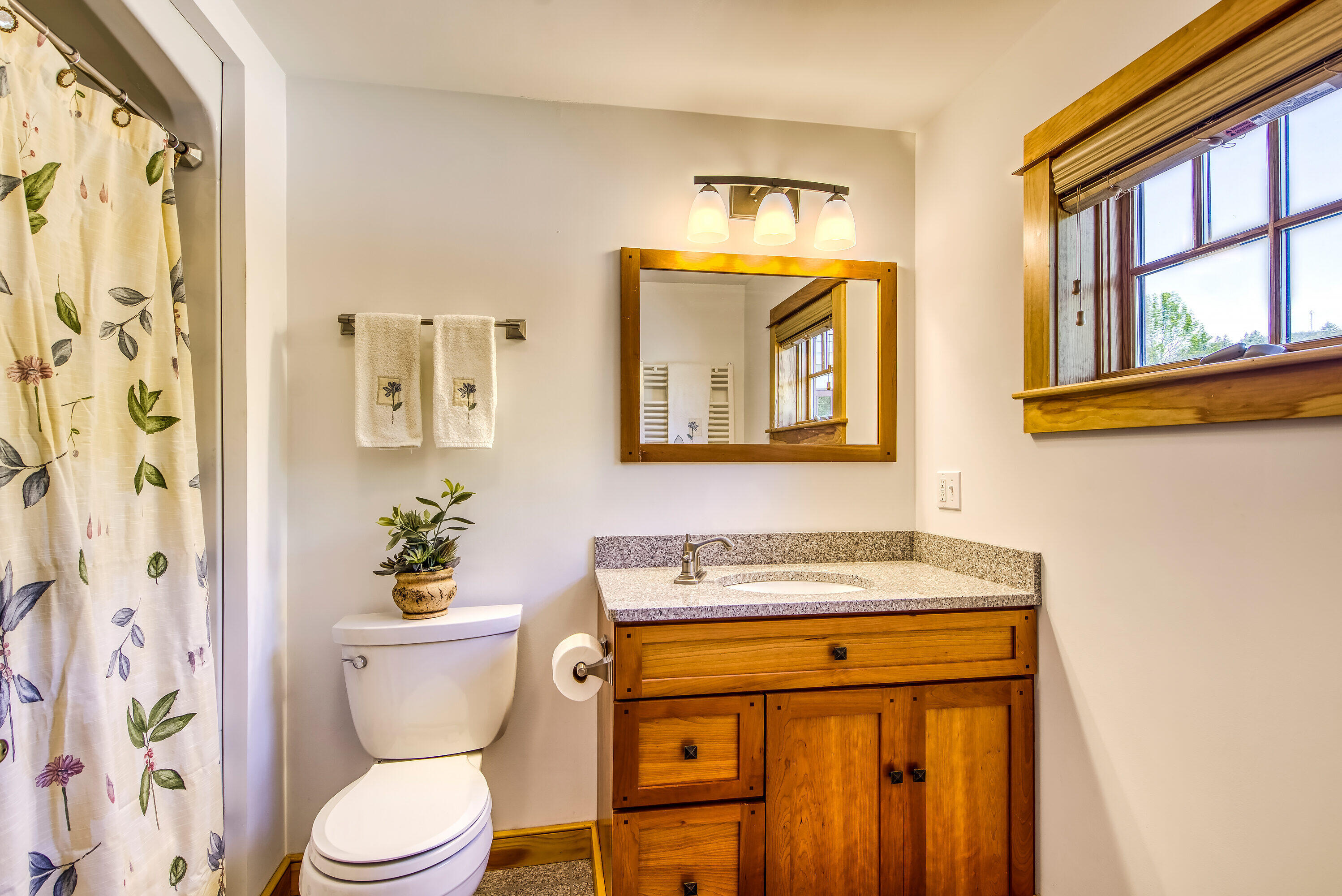 60 Ellsworth Road, Unit 9 Blue Hill, ME 04614 - Photo 21 of 24 Bedroom 2 Bath-013-015-2996x2000