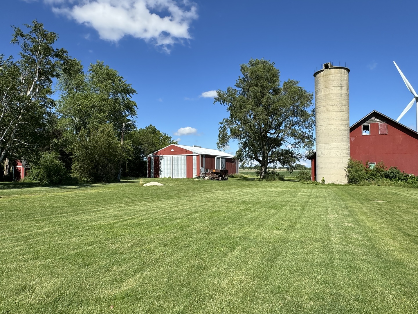 3222 250 East Road Herscher, IL 60941 - Photo 27 of 31 a front view of a house with a garden