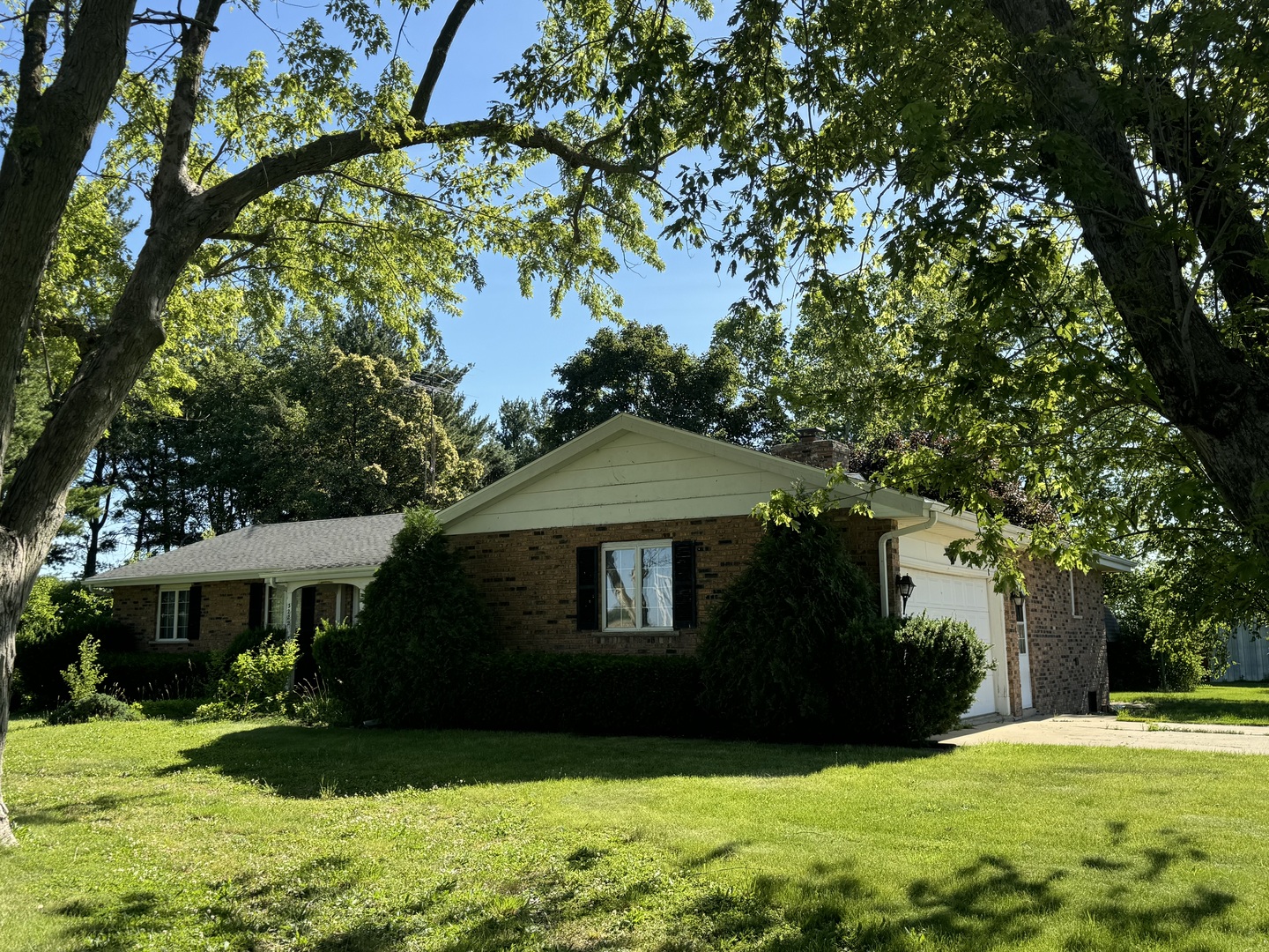 3222 250 East Road Herscher, IL 60941 - Photo 3 of 31 a front view of a house with a yard