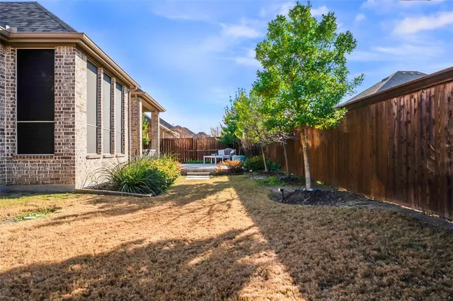 a view of backyard of the house