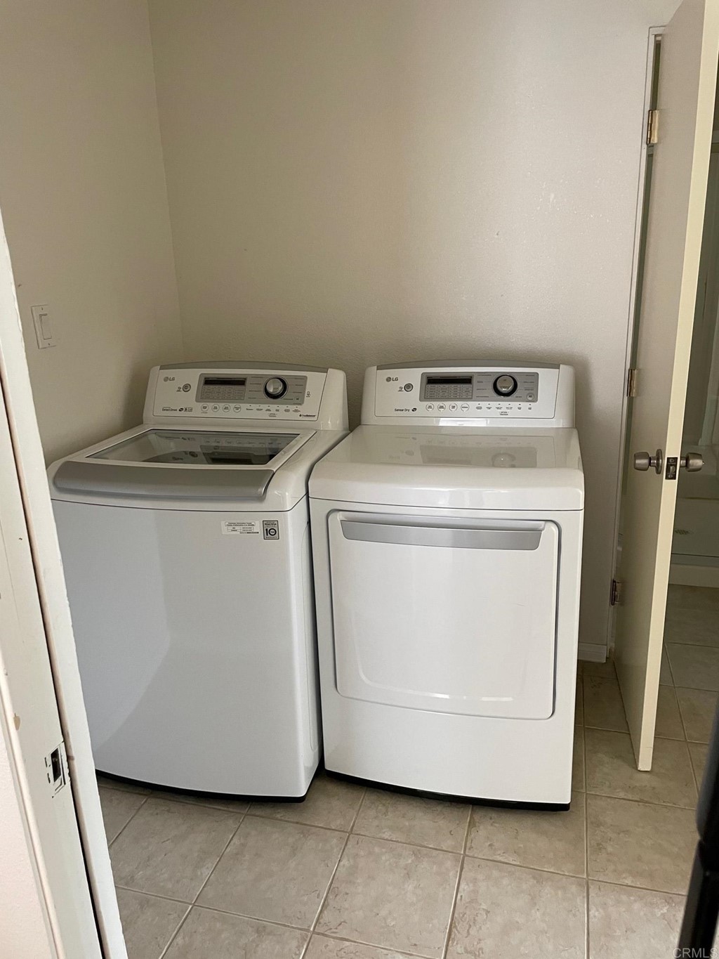 1465 Neptune Avenue Encinitas, CA 92024 - Photo 8 of 13 a utility room with a washer and dryer