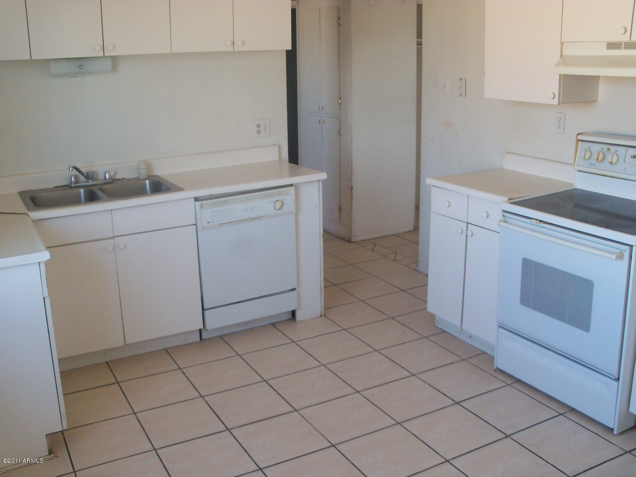 2118 West Pecan Road Phoenix, AZ 85041 - Photo 3 of 14 Kitchen