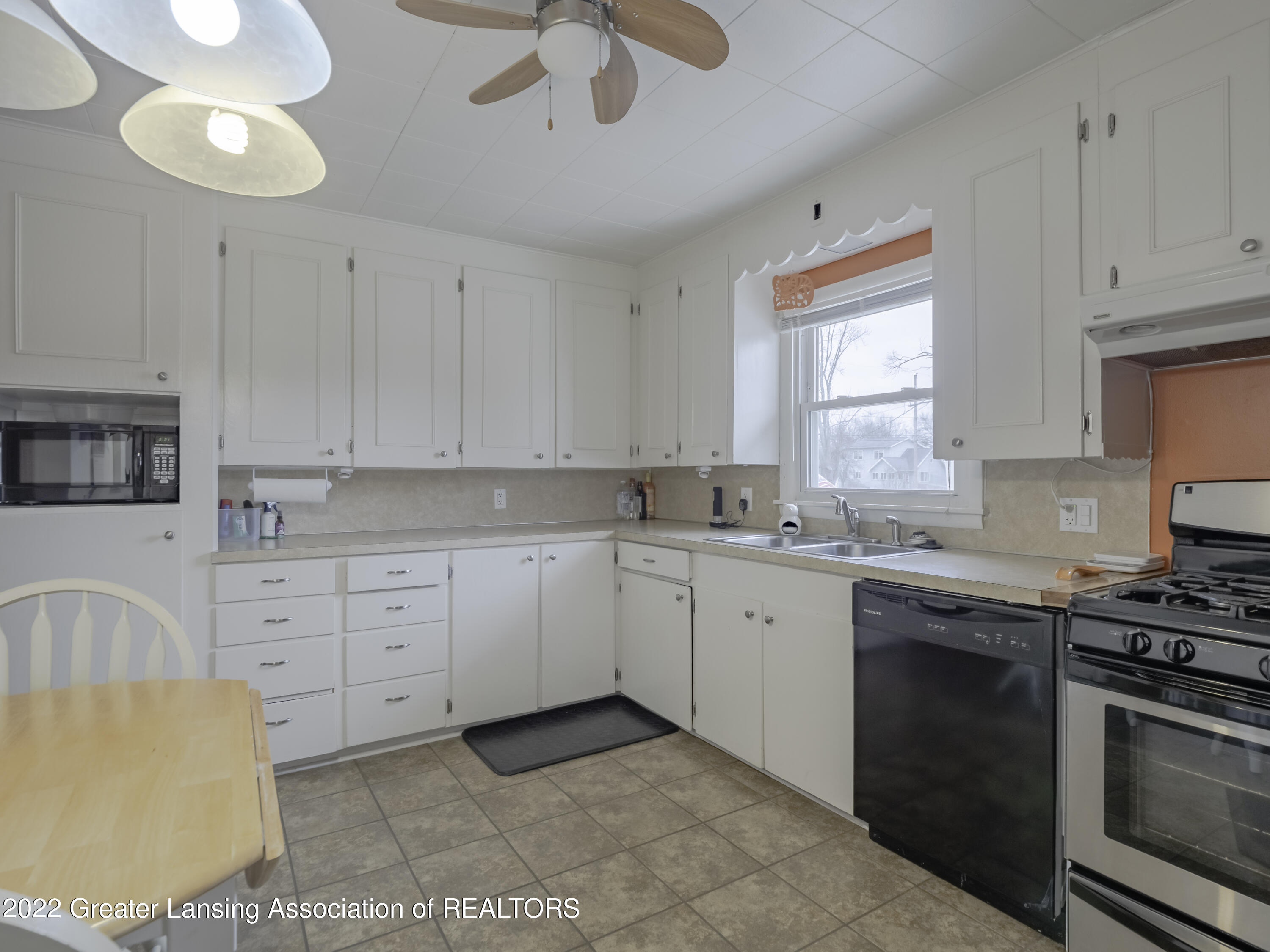 408 Clement Road Lansing, MI 48917 - Photo 6 of 26 408_Clement_Rd_067-HDR