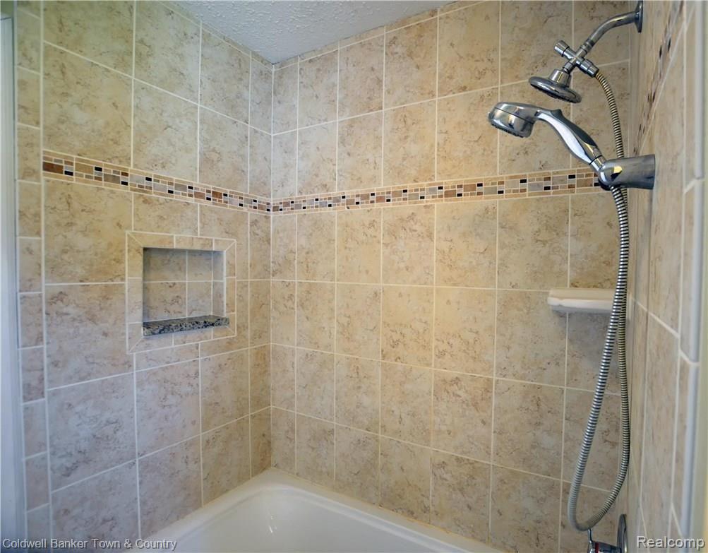 9389 Old Lee Road Brighton, MI 48116 - Photo 11 of 29 Bathroom3.jpg