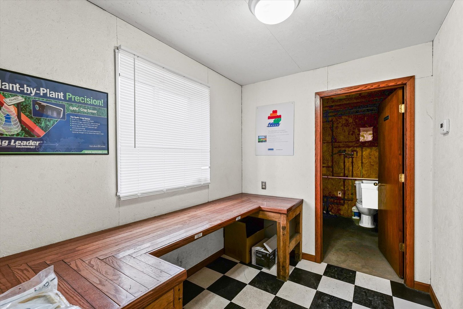 8735 North 2000 E Road Fairbury, IL 61739 - Photo 40 of 64 a room with a door open to a room