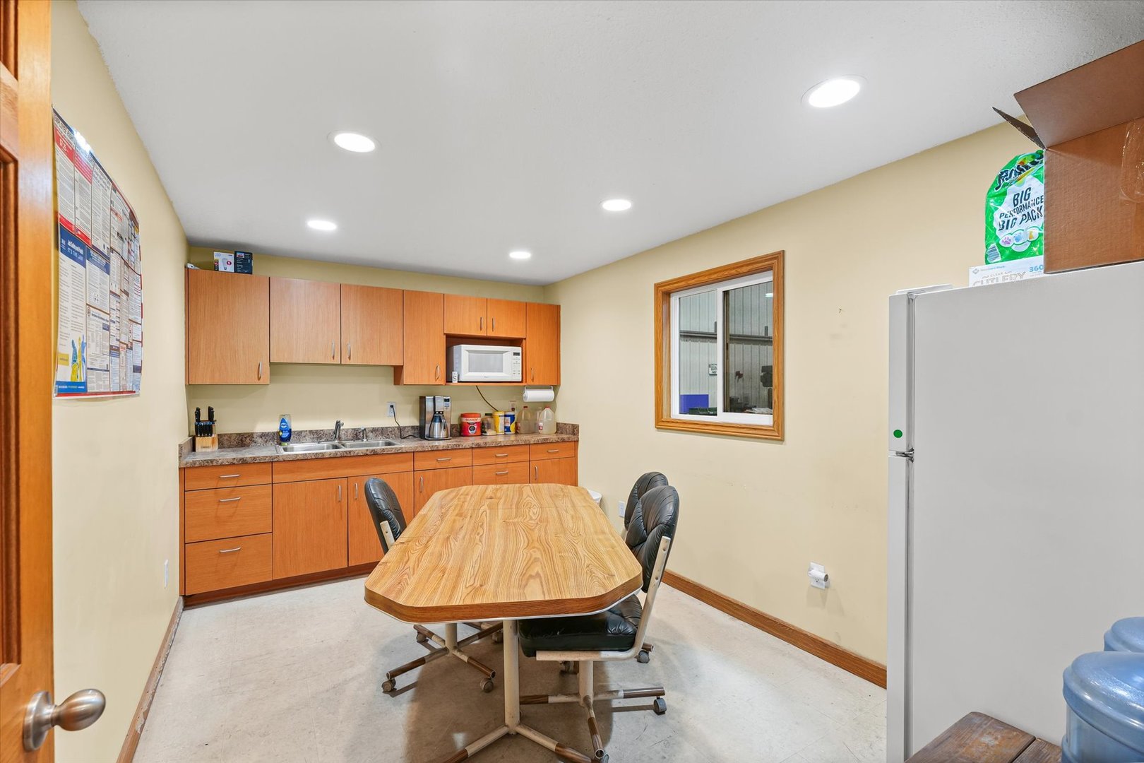 8735 North 2000 E Road Fairbury, IL 61739 - Photo 42 of 64 a living room with stainless steel appliances granite countertop furniture and a kitchen view