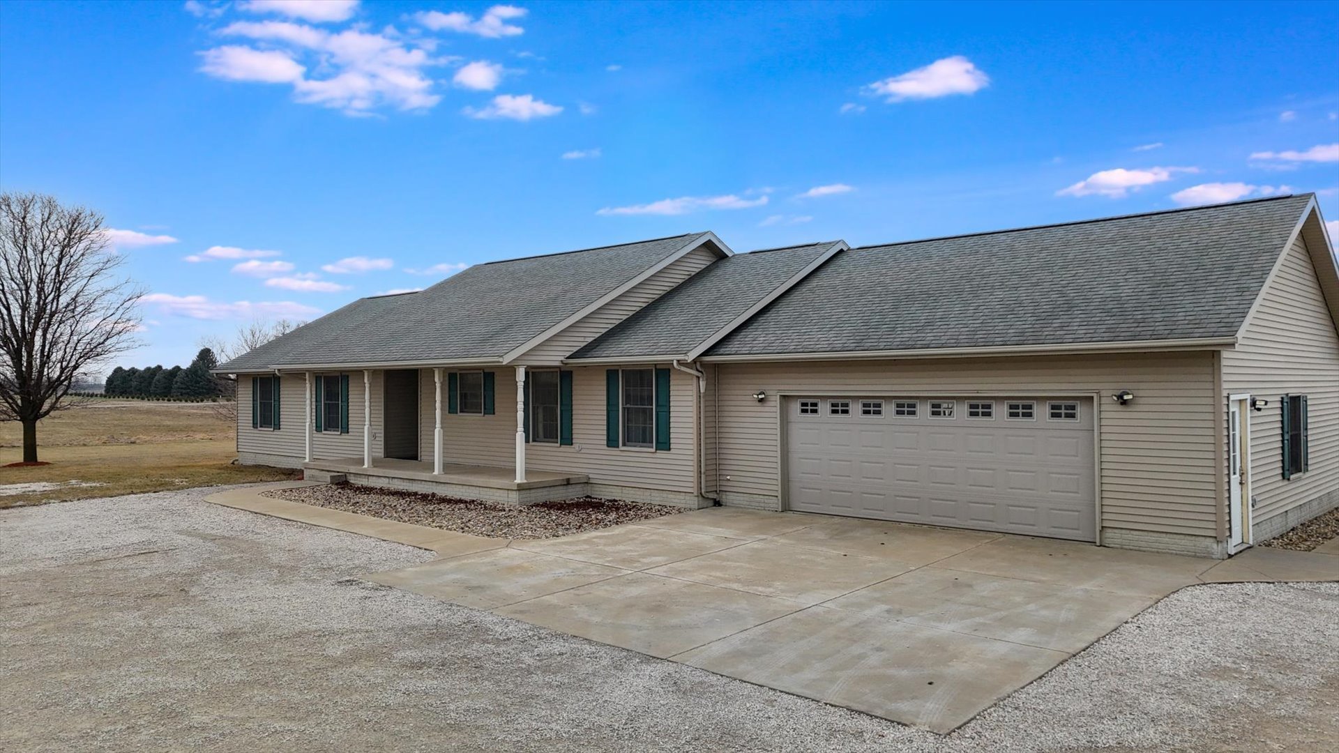 8735 North 2000 E Road Fairbury, IL 61739 - Photo 8 of 64 a front view of a house with a yard