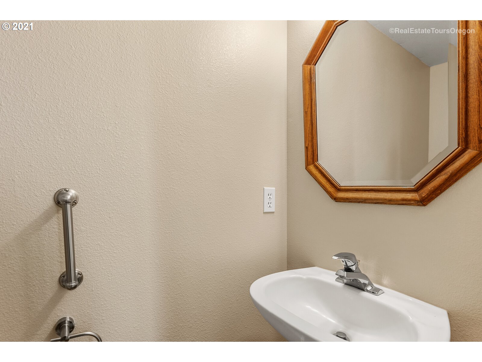 8686 Northeast Rockspring Street Hillsboro, OR 97006 - Photo 12 of 29 Gallery Image 12