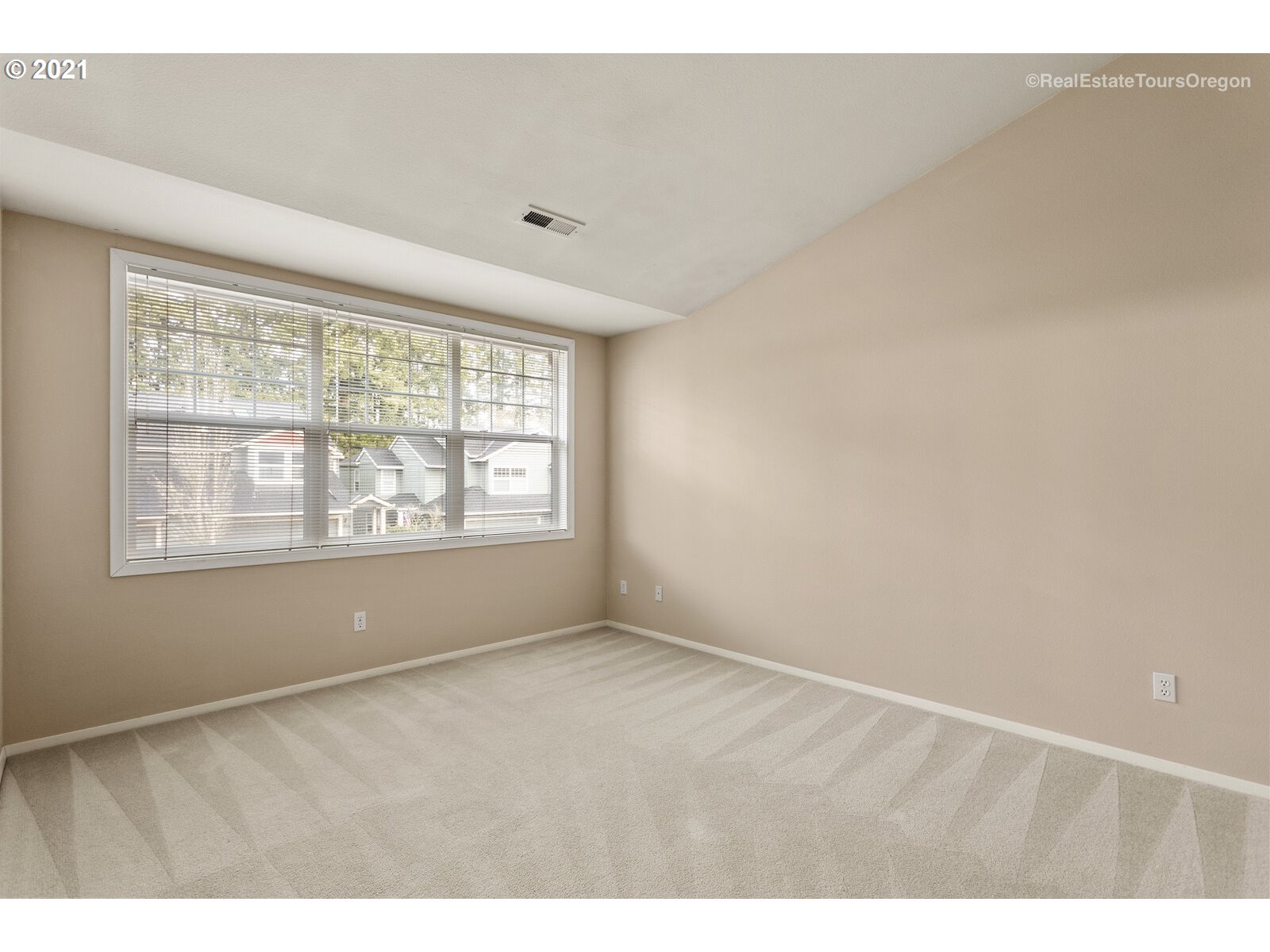 8686 Northeast Rockspring Street Hillsboro, OR 97006 - Photo 13 of 29 Gallery Image 13