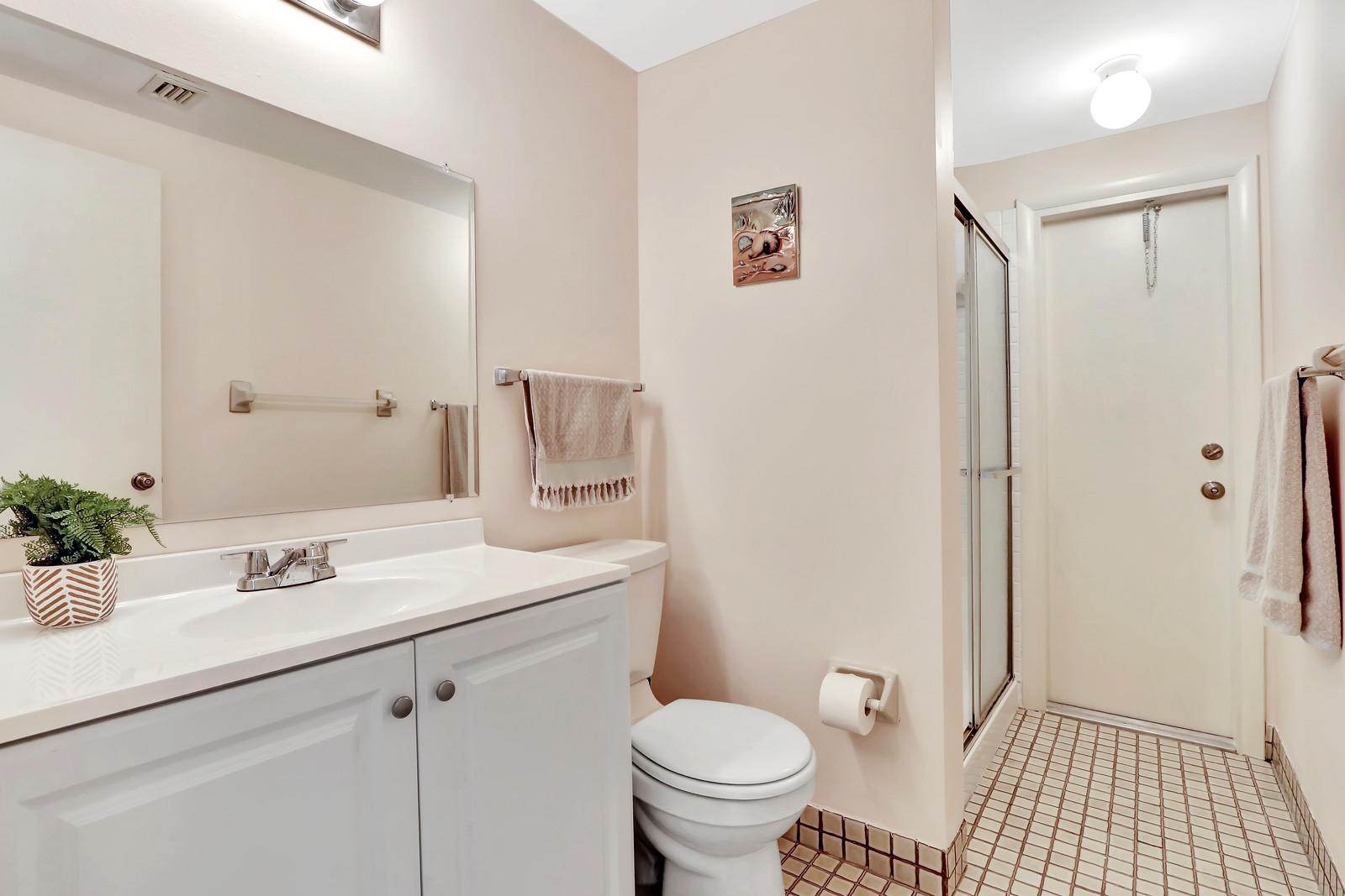 1801 South Us Highway, Unit 11B Jupiter, FL 33477 - Photo 19 of 29 Guest Bathroom