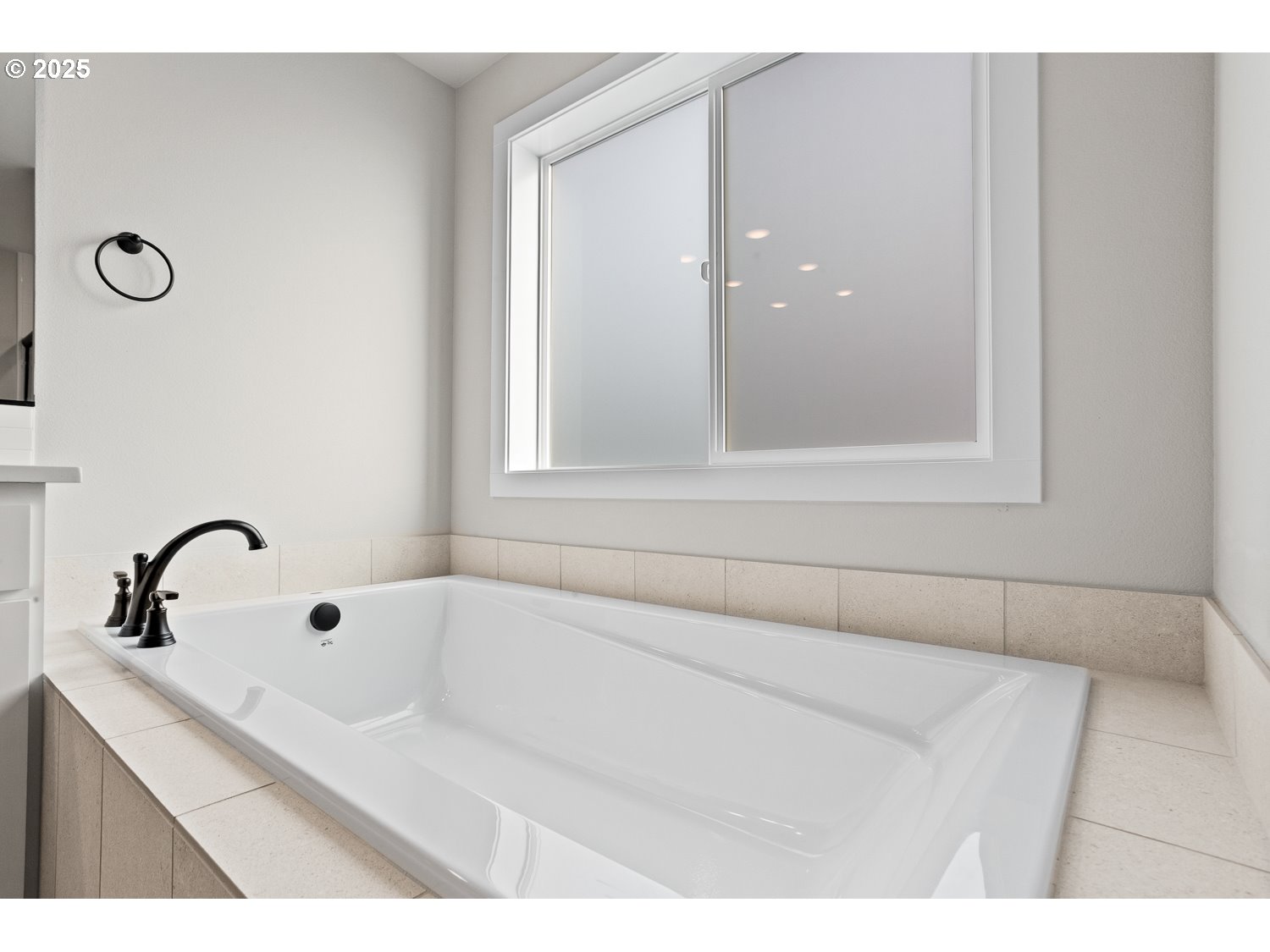 7212 Southwest Windflower Street Wilsonville, OR 97070 - Photo 18 of 28 a bathroom with a bathtub and sink