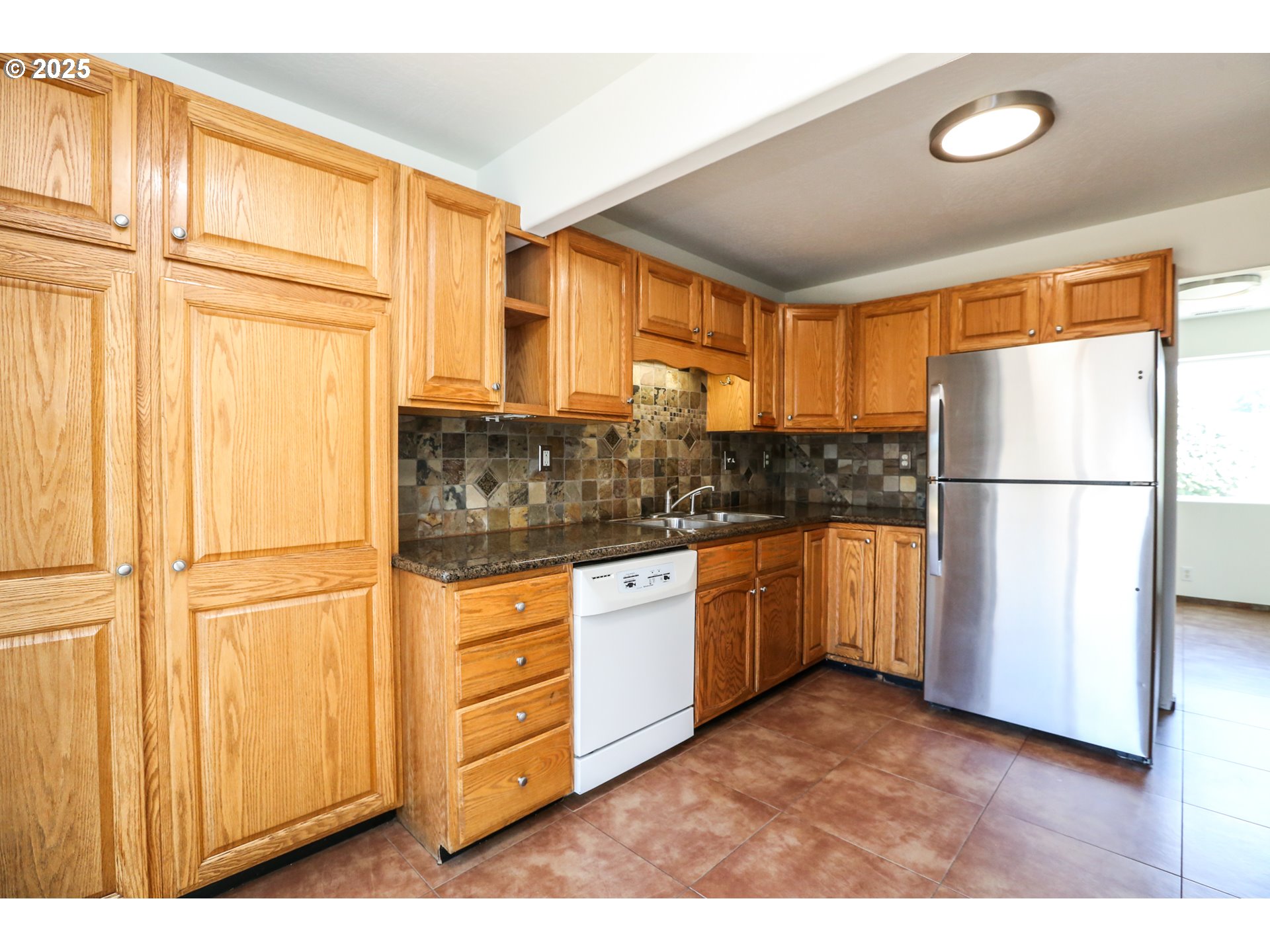 2106 Devos Street Eugene, OR 97402 - Photo 3 of 27 Gallery Image 3