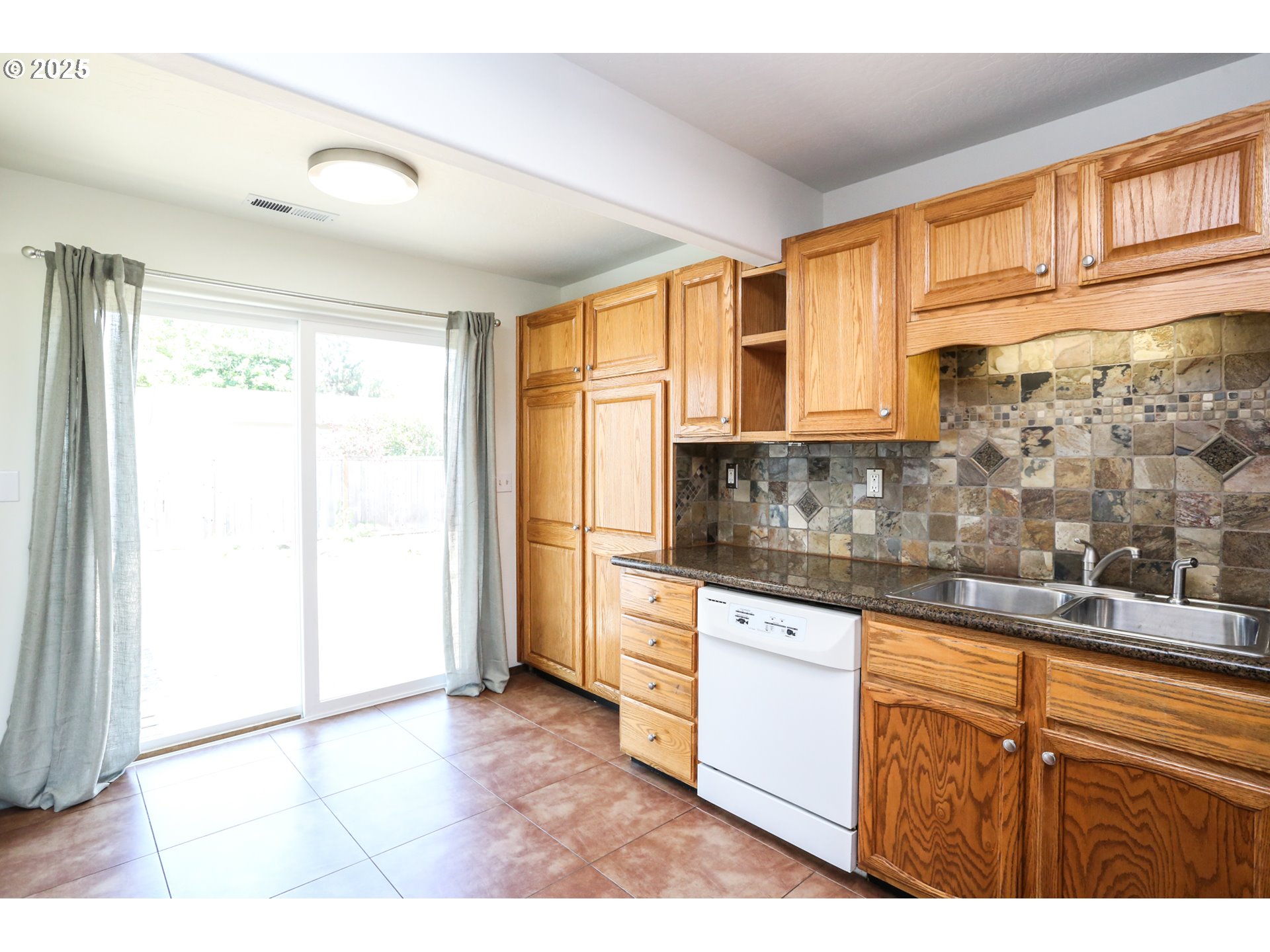 2106 Devos Street Eugene, OR 97402 - Photo 4 of 27 Gallery Image 4