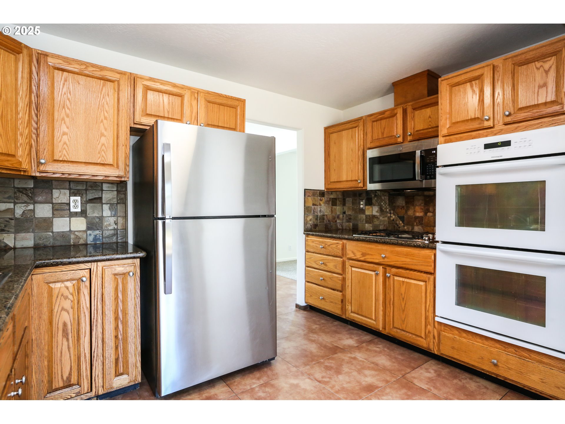 2106 Devos Street Eugene, OR 97402 - Photo 5 of 27 Gallery Image 5