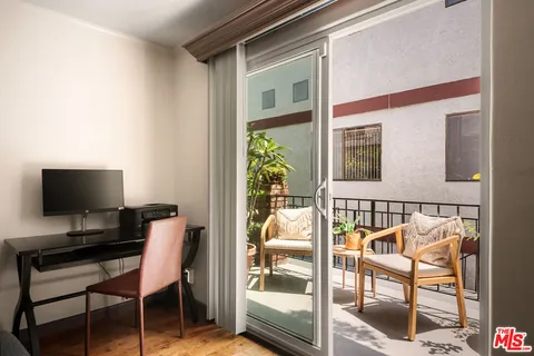 $1,149,000 | 2248 South Bentley Avenue, Unit 2, Los Angeles, CA 90064