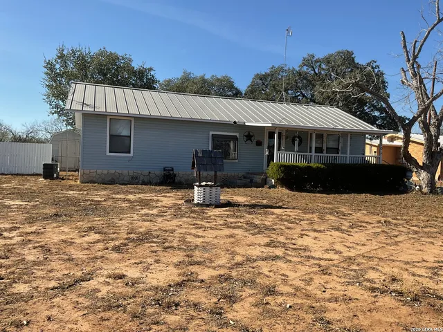 $229,900 | 110 Renfro Drive, Devine, TX 78016