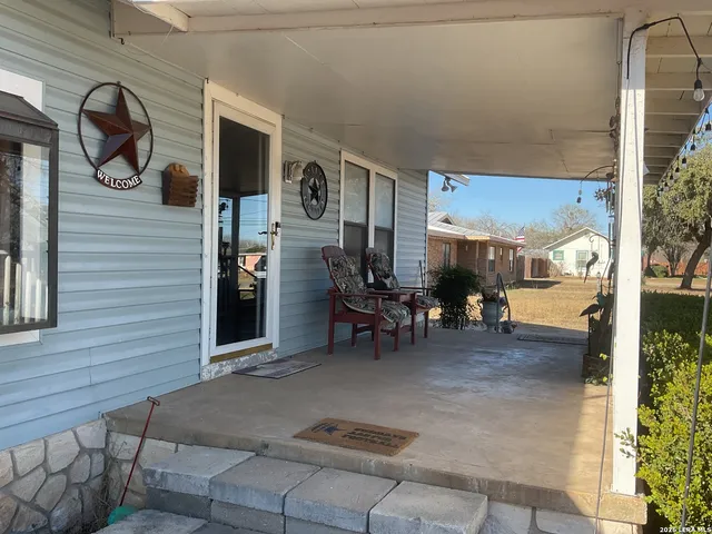 $229,900 | 110 Renfro Drive, Devine, TX 78016