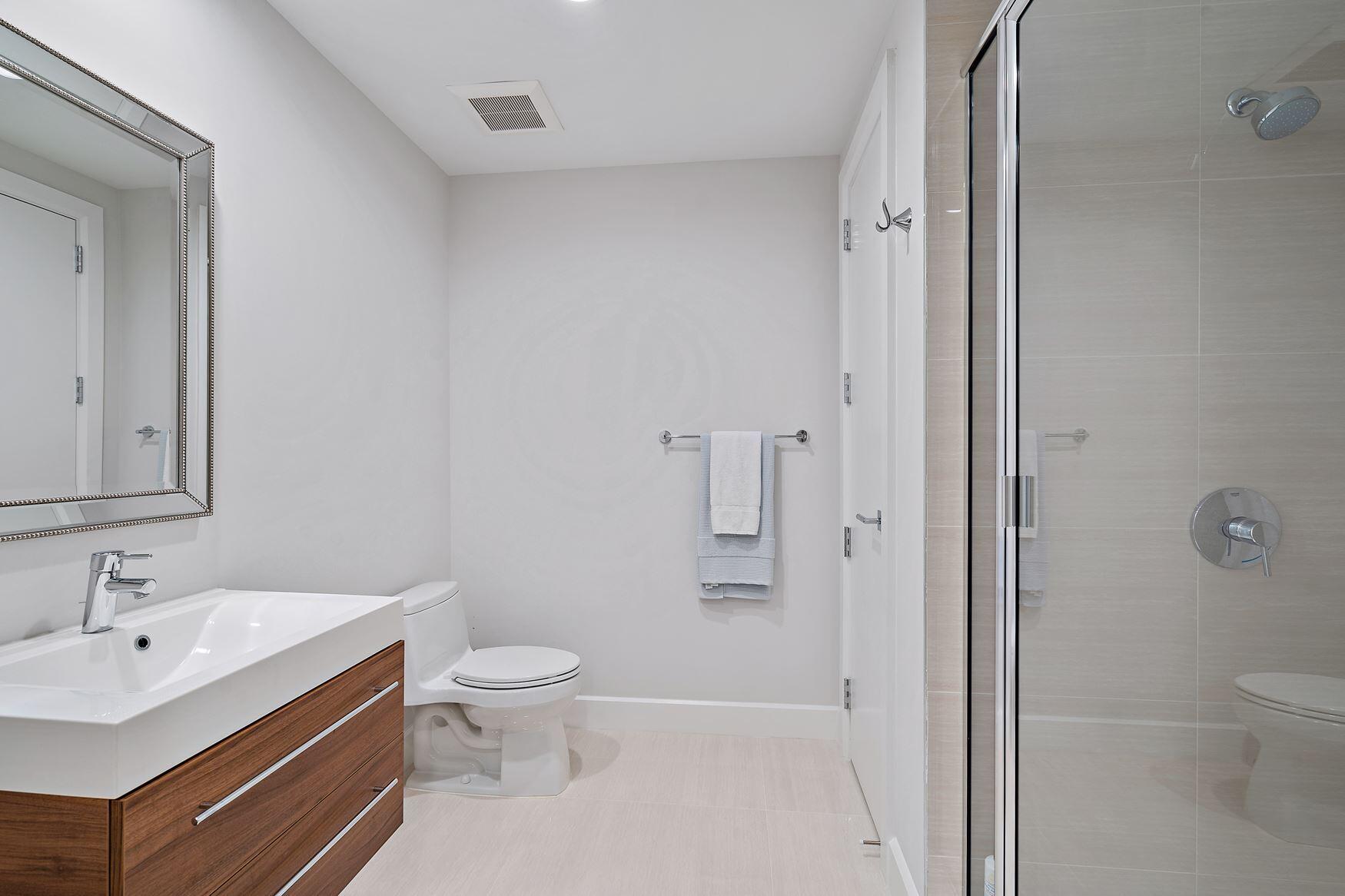 2720 Donald Ross Road, Unit 402 Palm Beach Gardens, FL 33410 - Photo 20 of 41 Guest bath