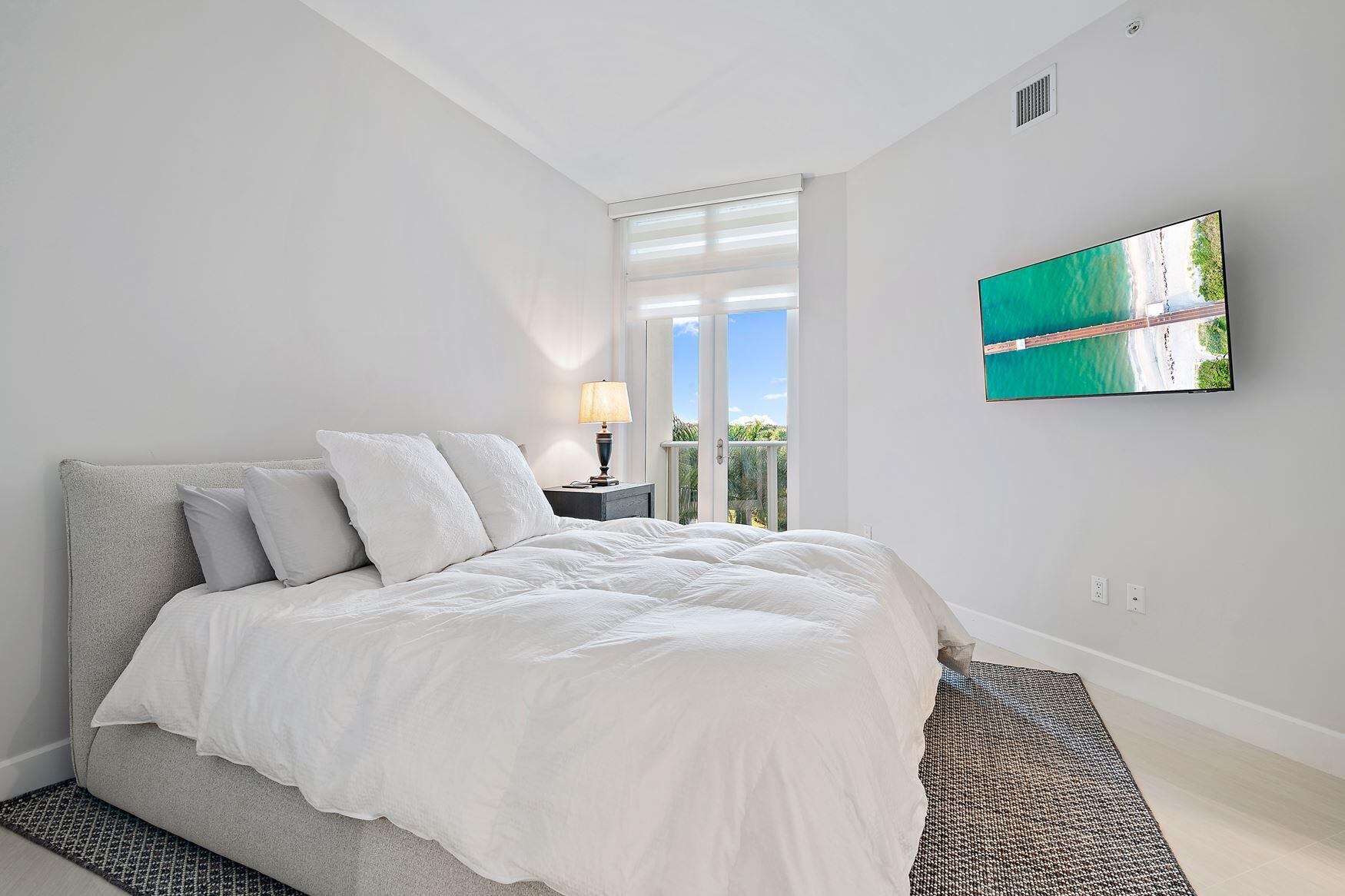 2720 Donald Ross Road, Unit 402 Palm Beach Gardens, FL 33410 - Photo 22 of 41 Guest Suite