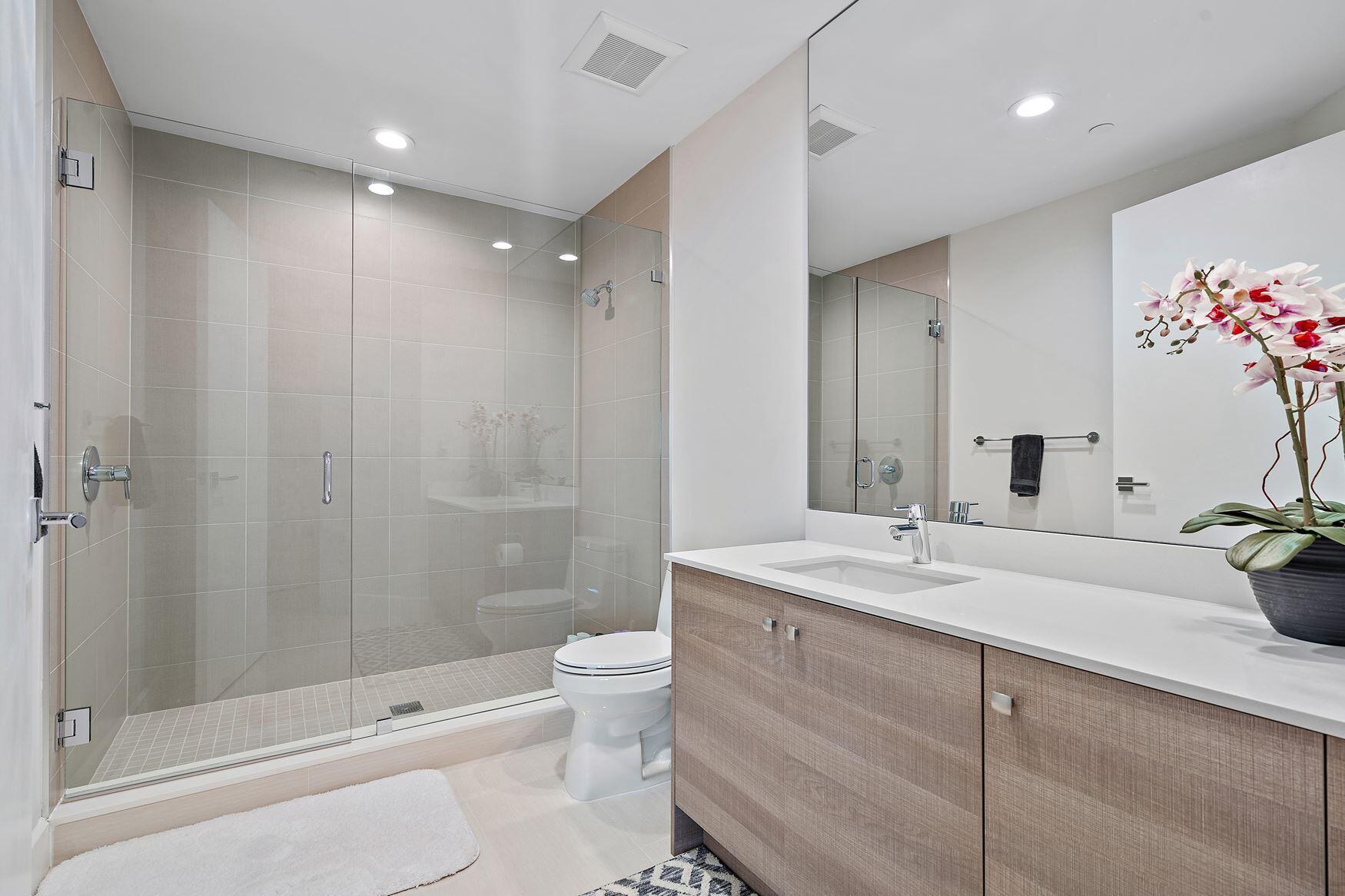 2720 Donald Ross Road, Unit 402 Palm Beach Gardens, FL 33410 - Photo 23 of 41 Ensuite guest bath